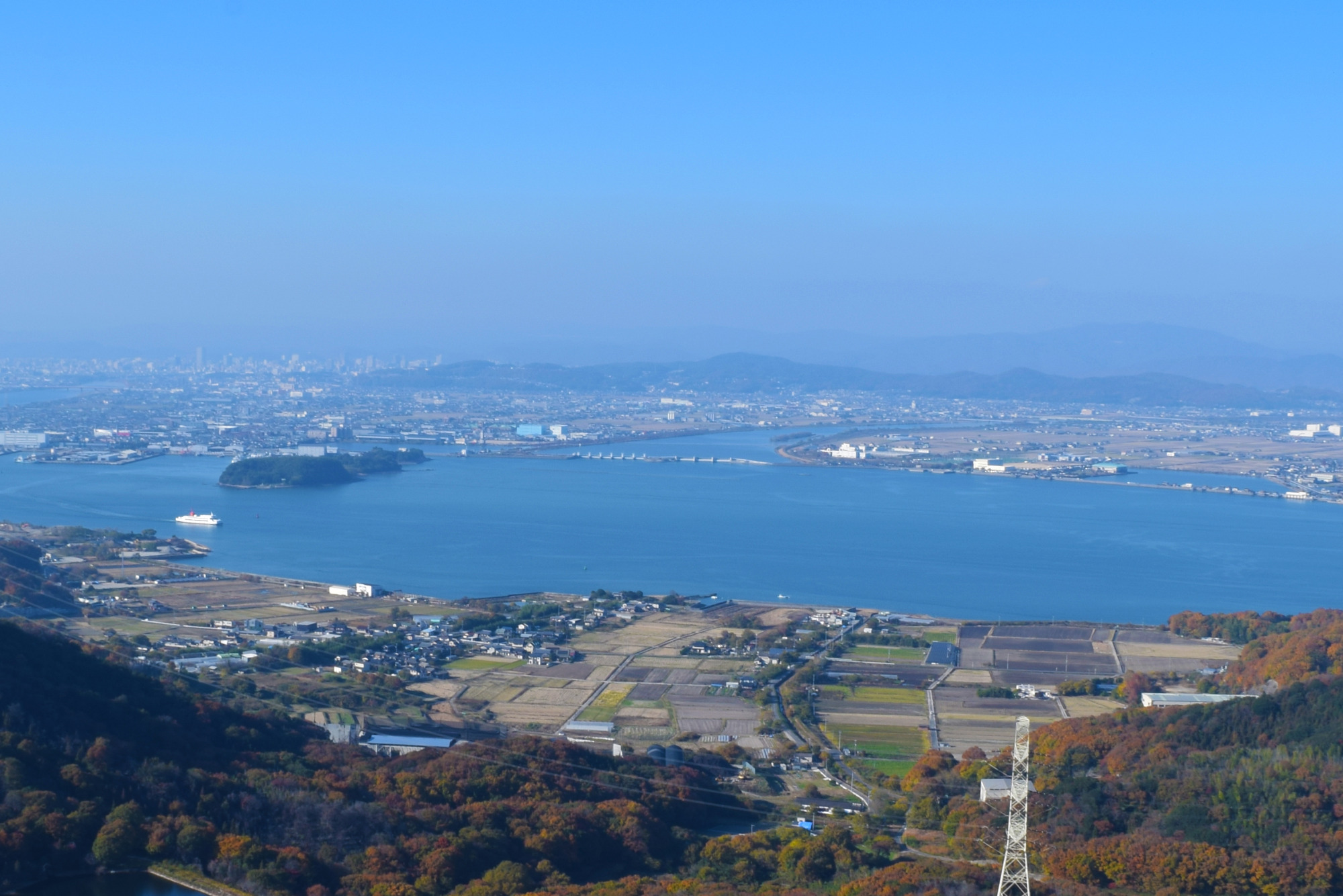 児島湾に流れ込む百間川（写真中央）