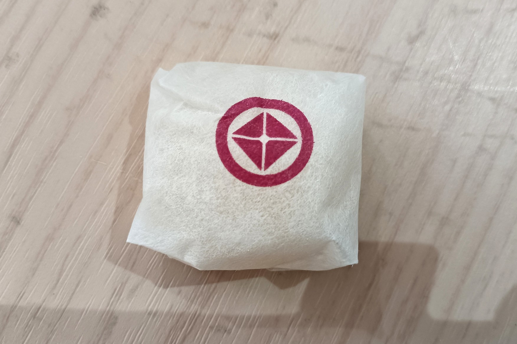 「むかし吉備団子」は格好良い大人なデザイン