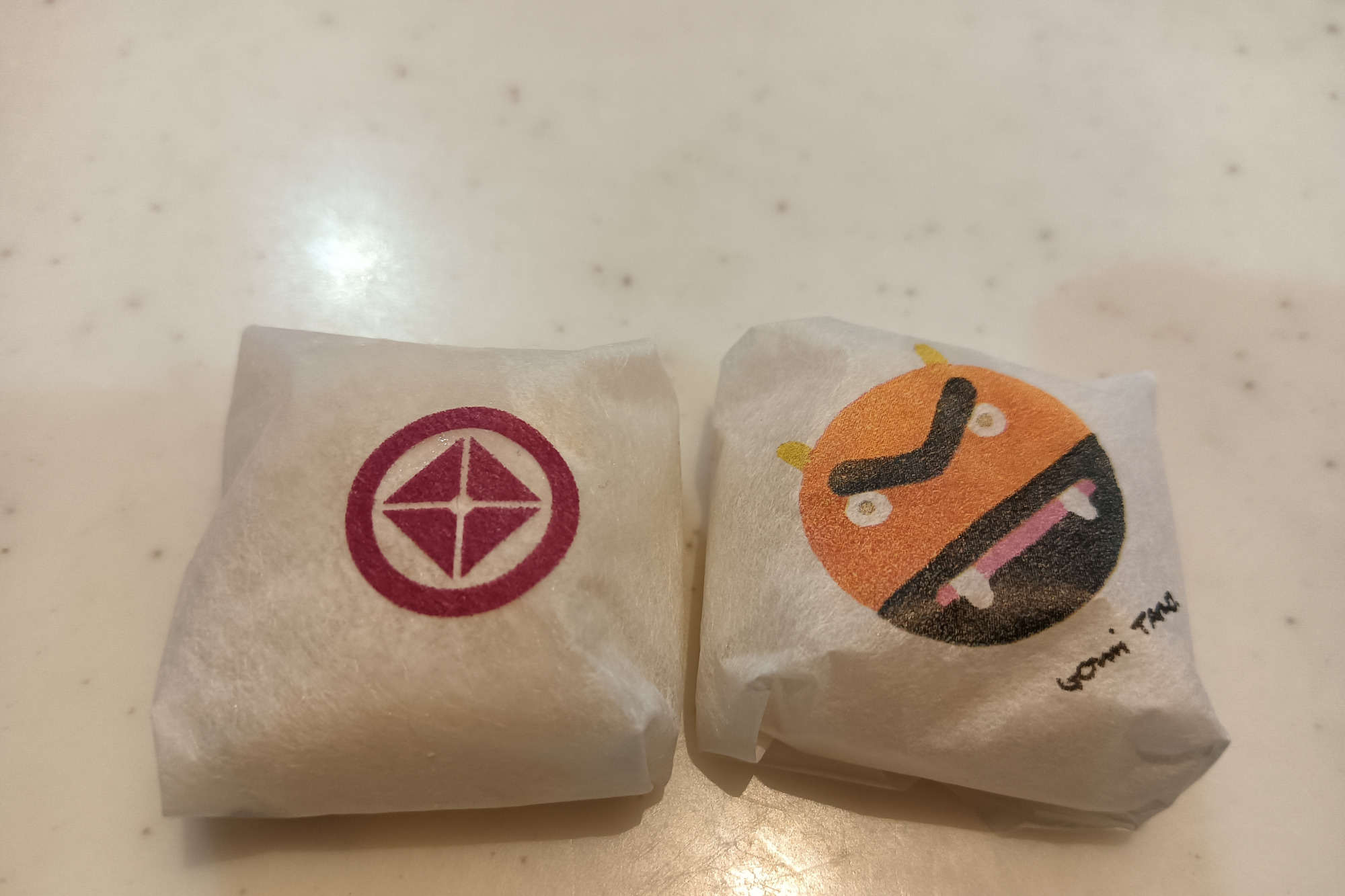 むかし吉備団子（左）・元祖きびだんご（右）