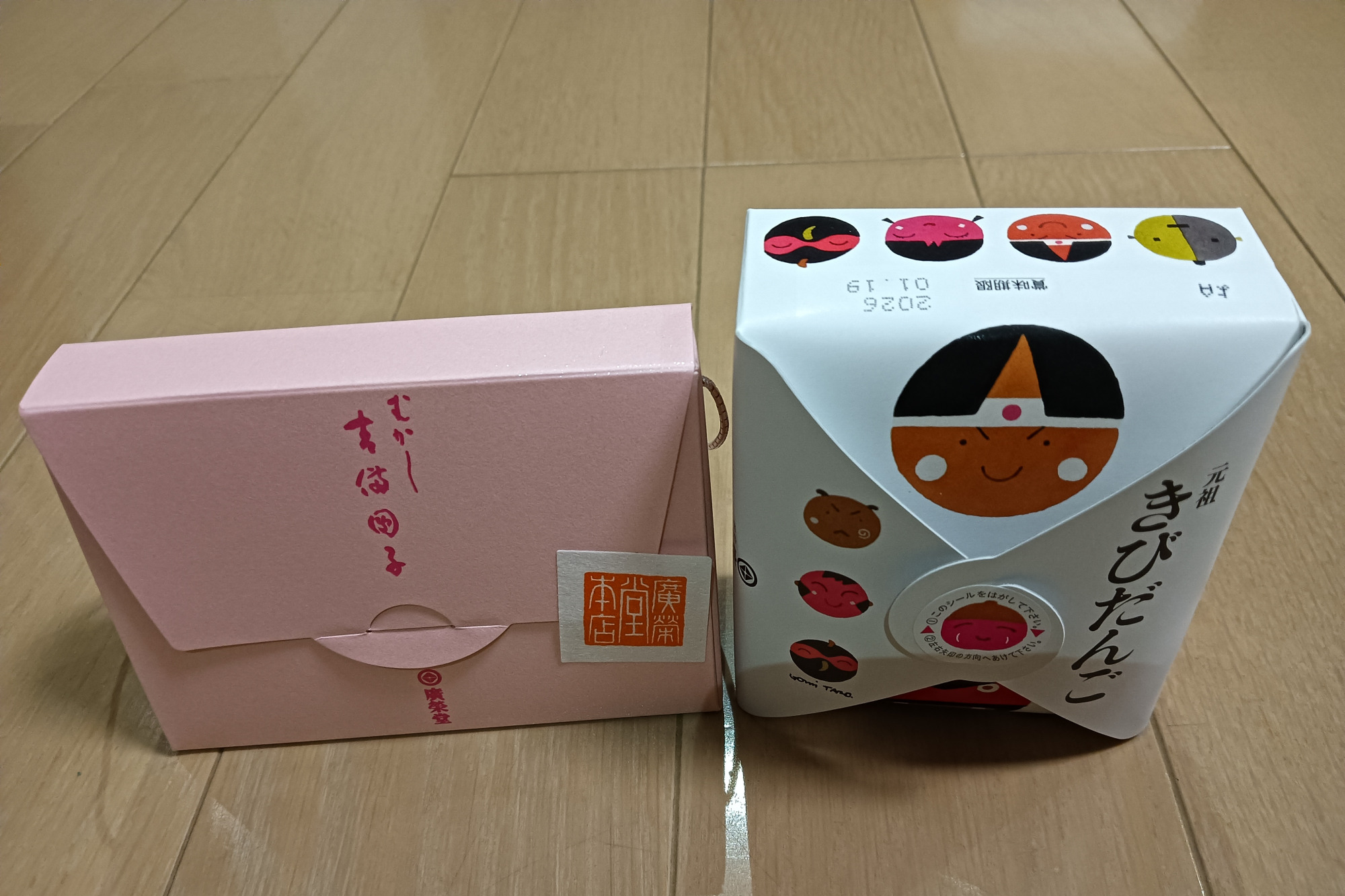 むかし吉備団子（左）・元祖きびだんご（右）