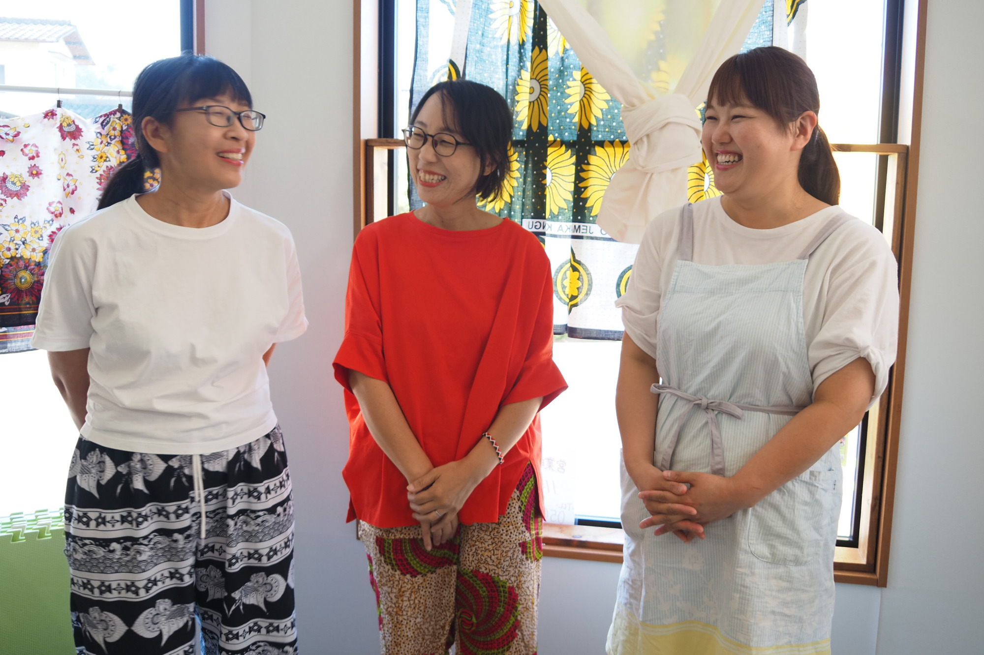 ルアムミッマーケットの3人。左からレクちゃん（タイ料理担当）、さっちゃん（アフリカ雑貨・店長）、えっちゃん（米粉パン担当）。