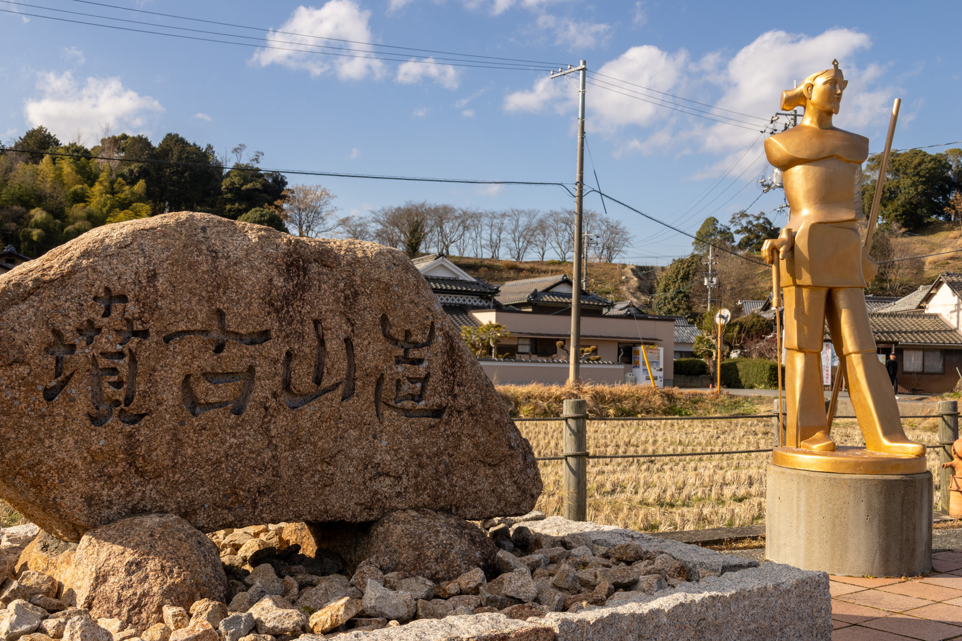 造山古墳をバックに立つ「吉備の大王」像