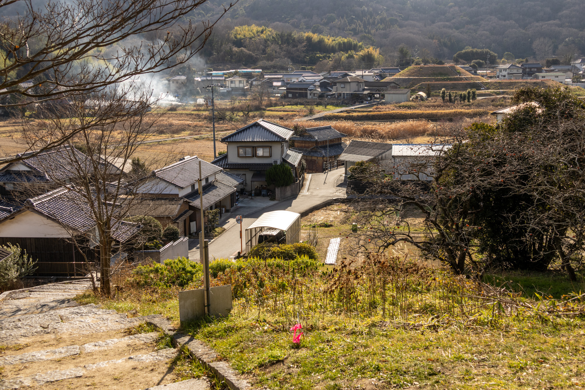 南側に降りて千足古墳に向かいます