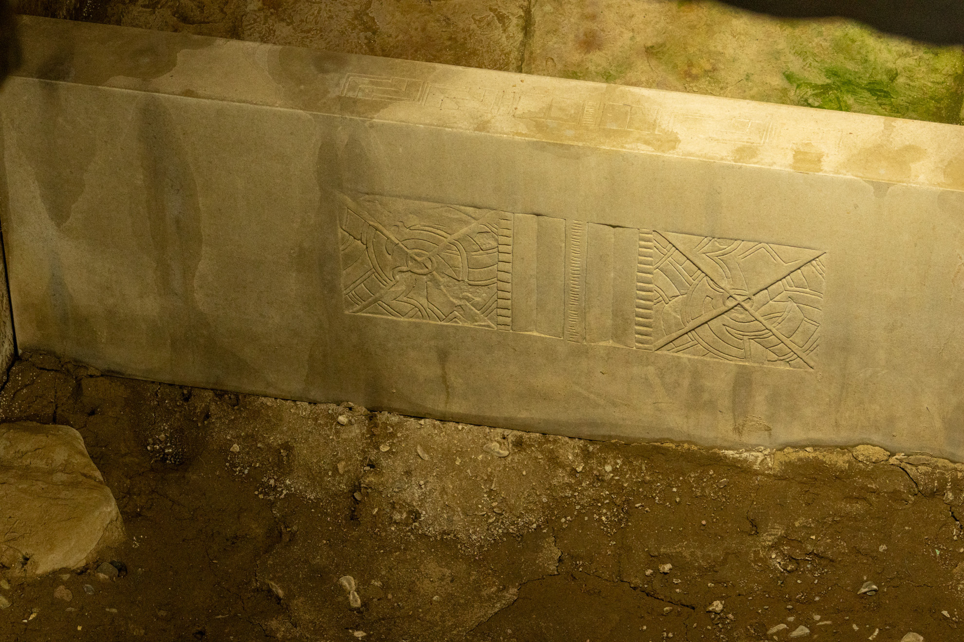 レプリカにも直弧文が描かれています