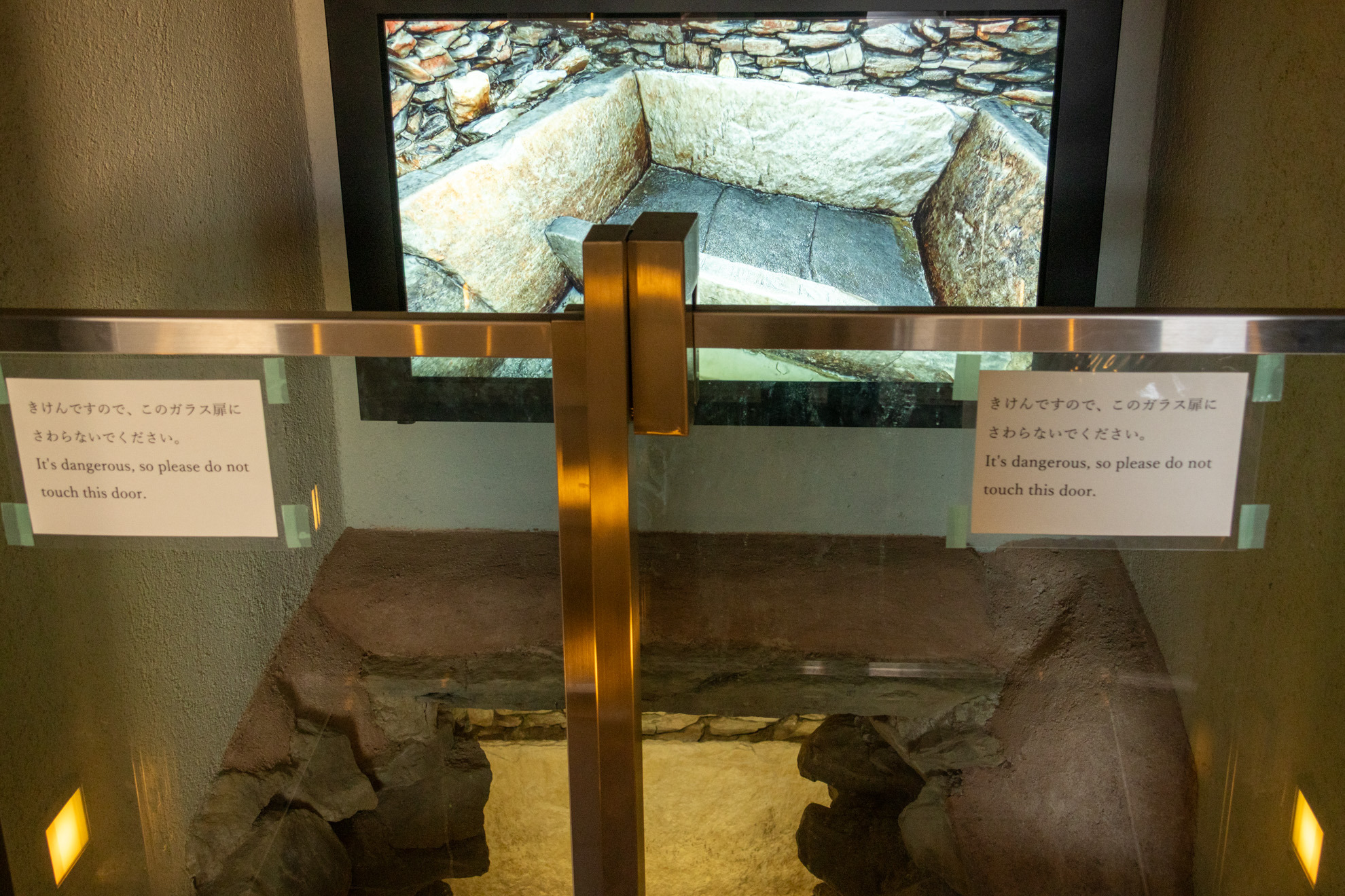 上部のモニターには石室内部を再現したムービーが流れています