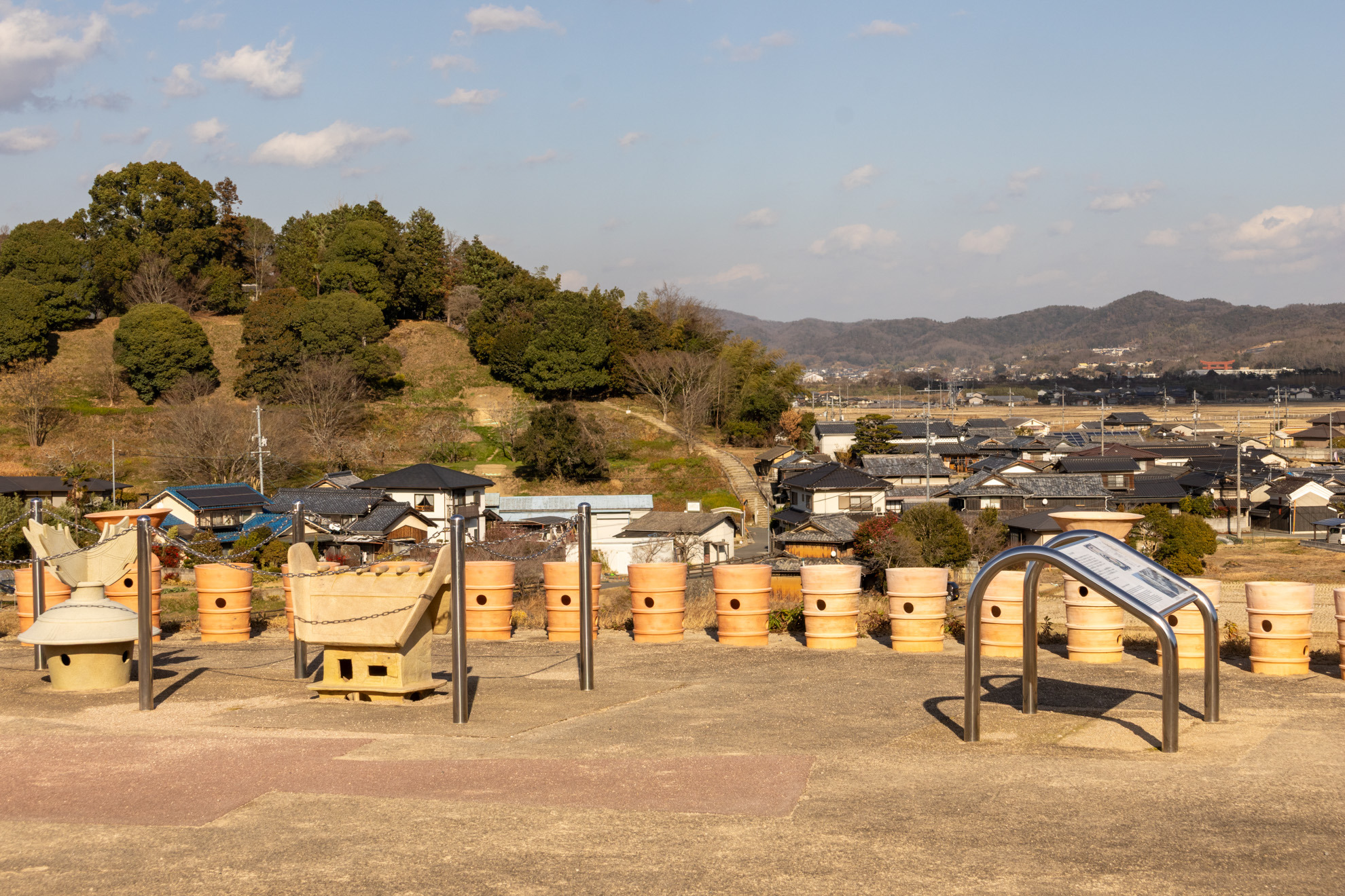 墳丘部からの景色 遠くに最上稲荷の大鳥居が見えます