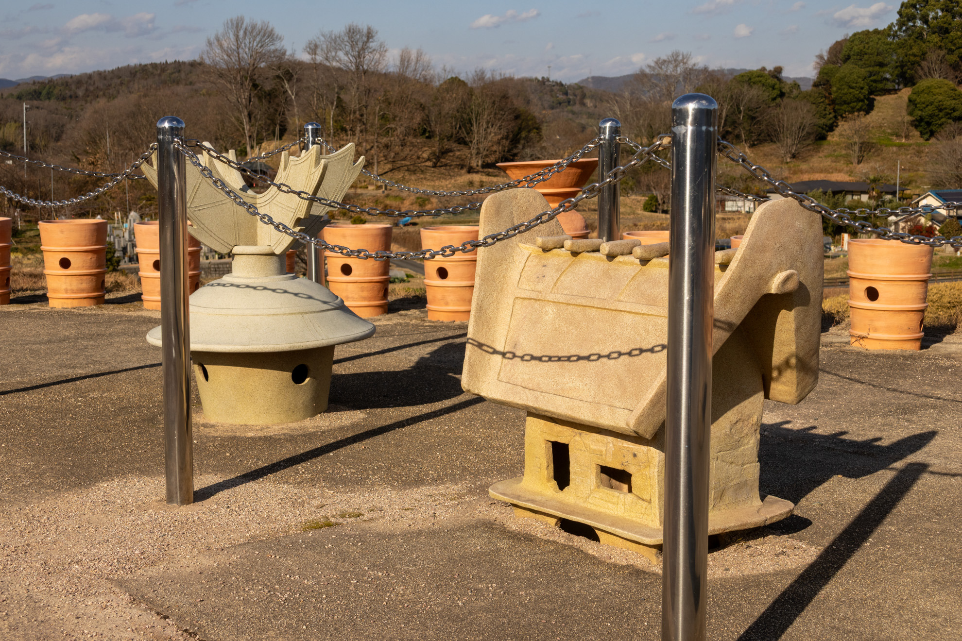 家形埴輪と蓋型埴輪のレプリカ