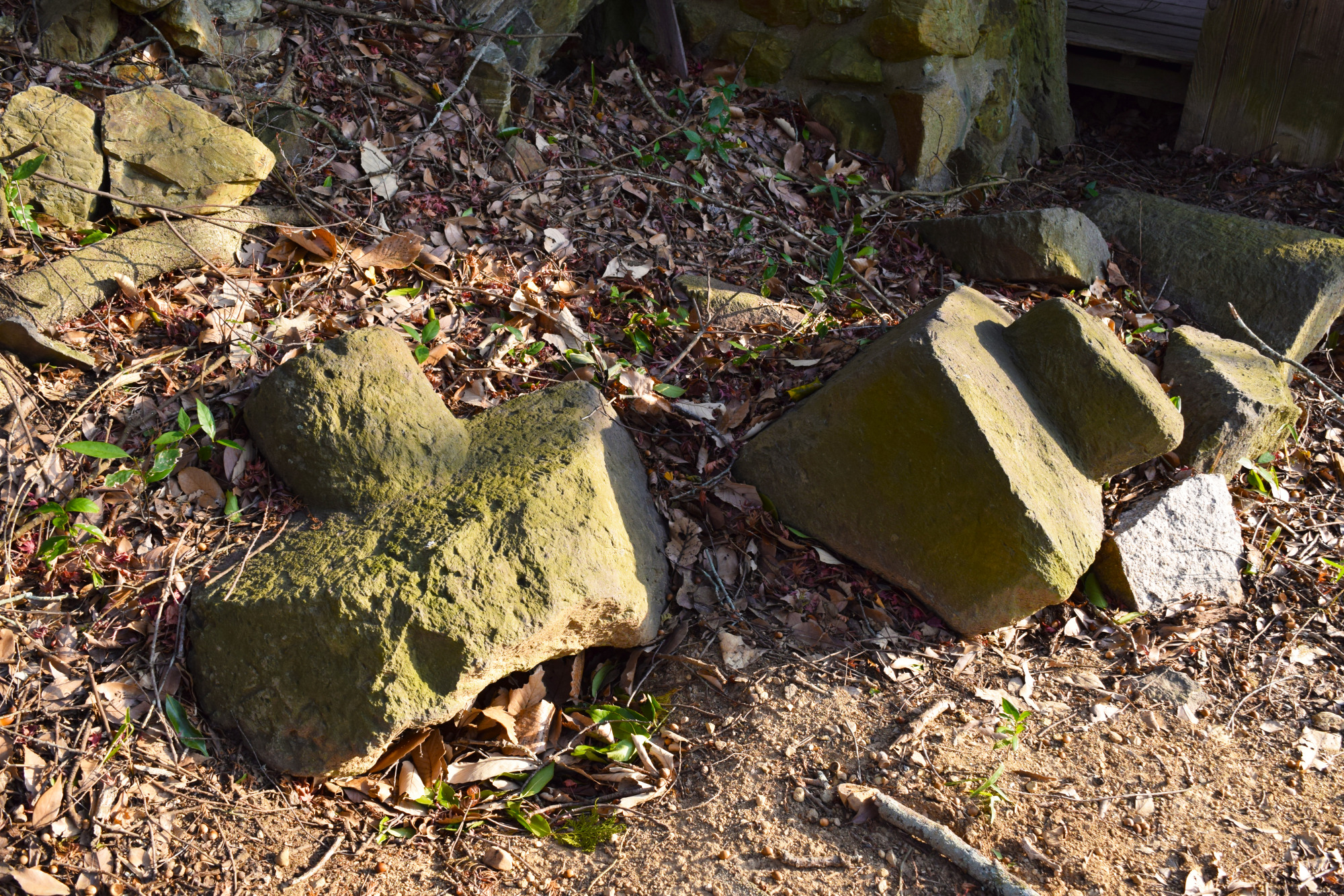 境内に残された舟形石棺の破片