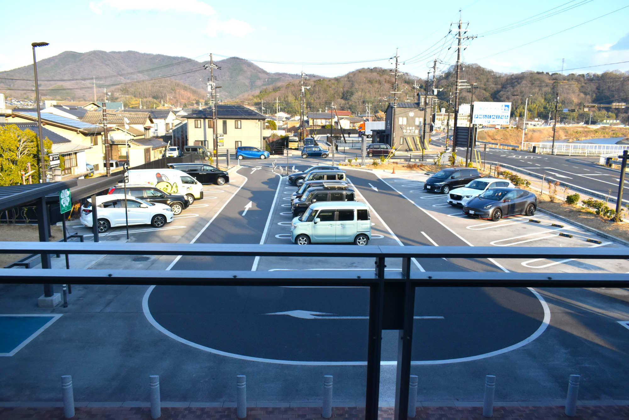 駐車場（奥は大型車用）