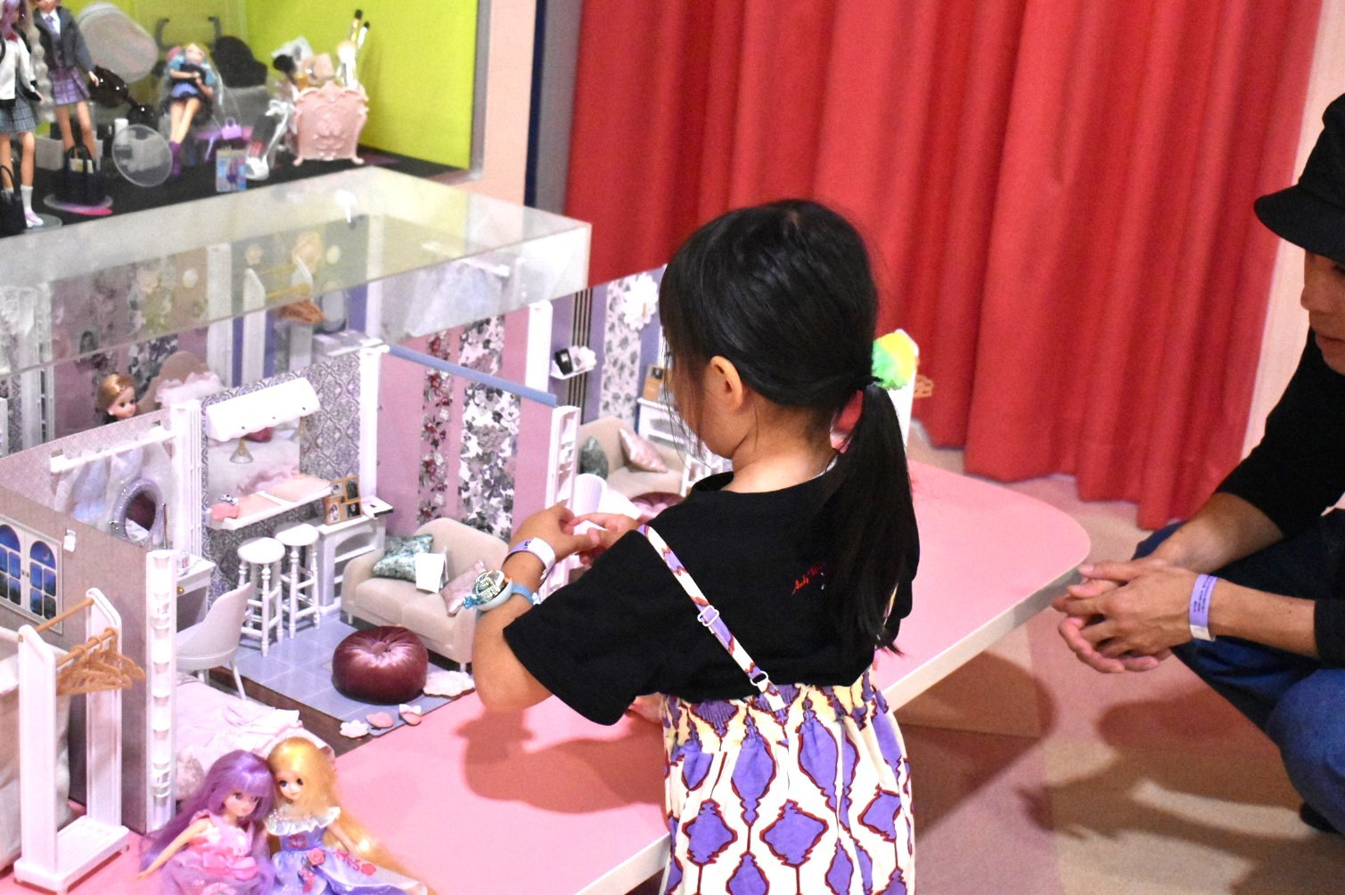 着せ替えたリカちゃんとリカちゃんのお部屋で