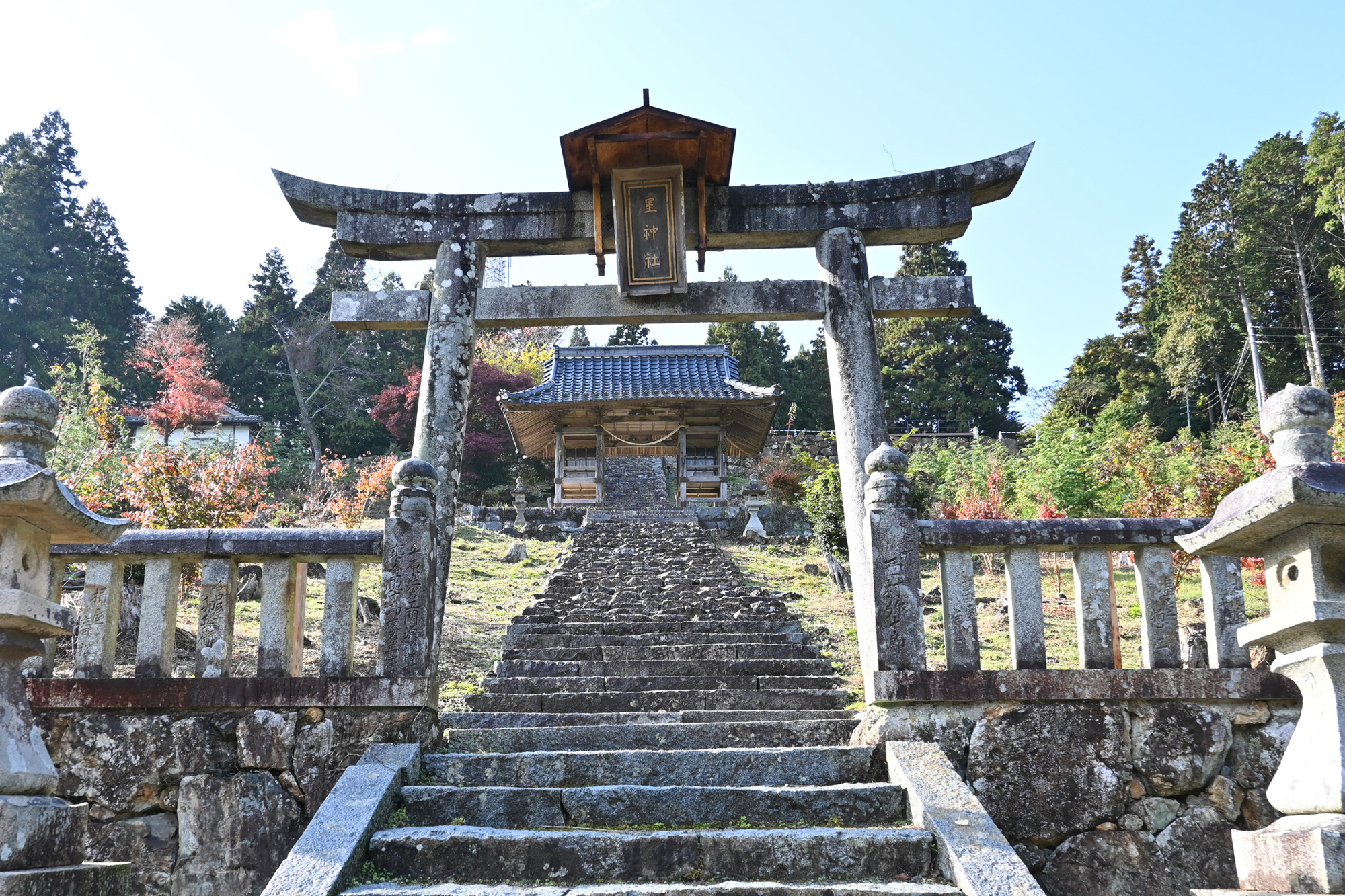 空へ伸びるような石段