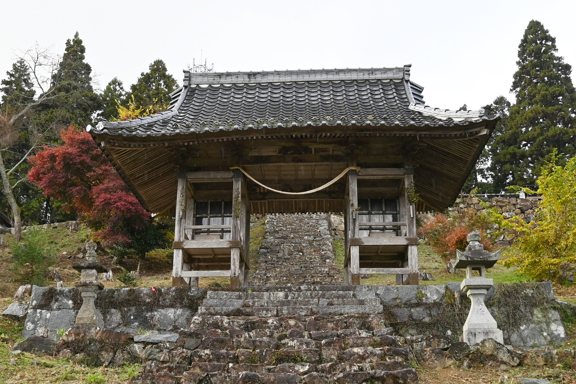 石段中程の山門