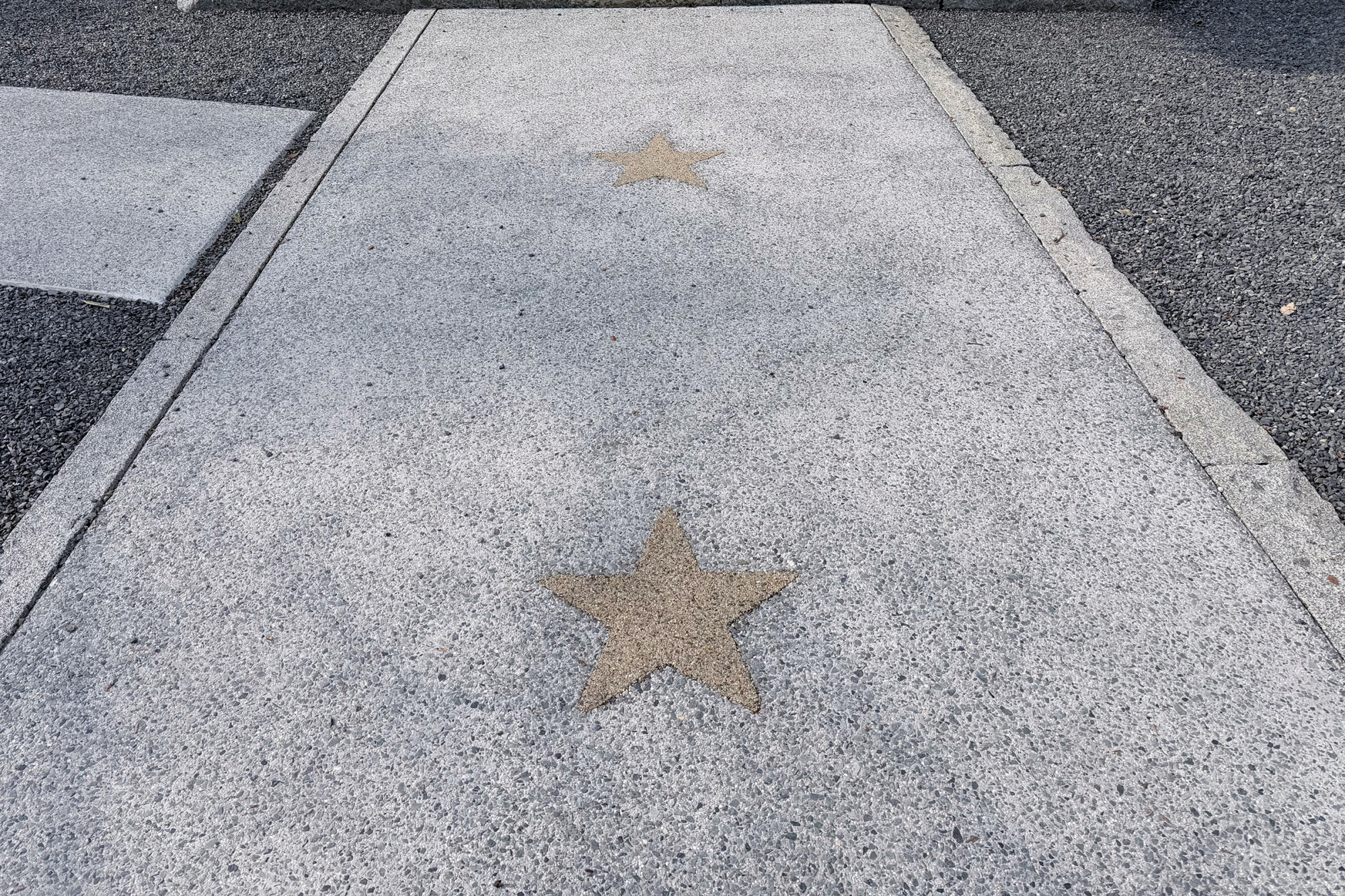 足もとにも星が