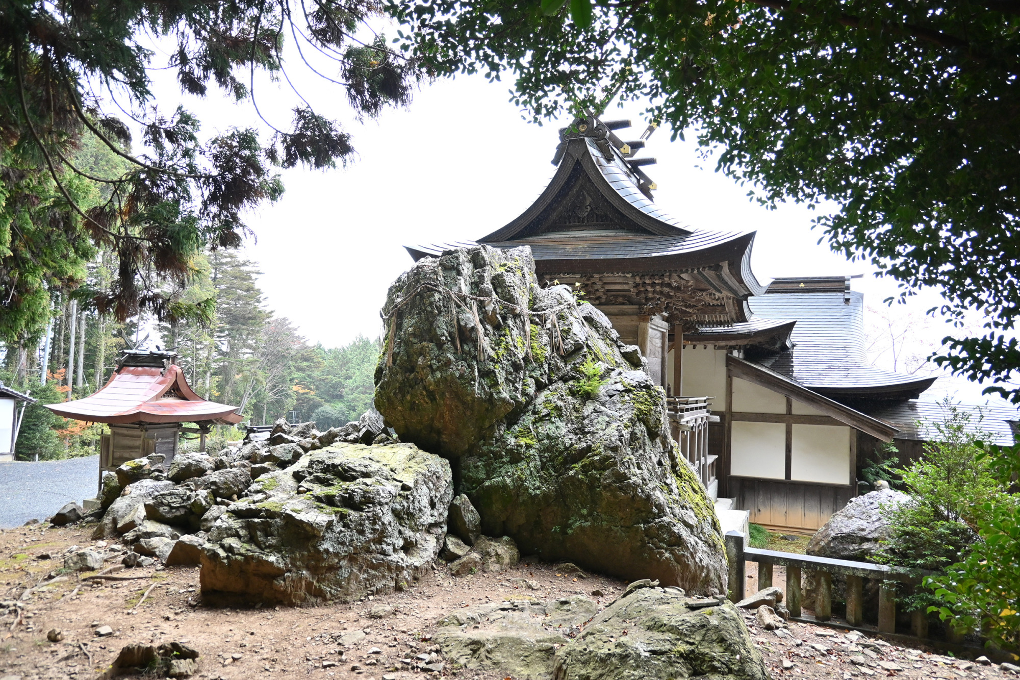 本殿と大磐座