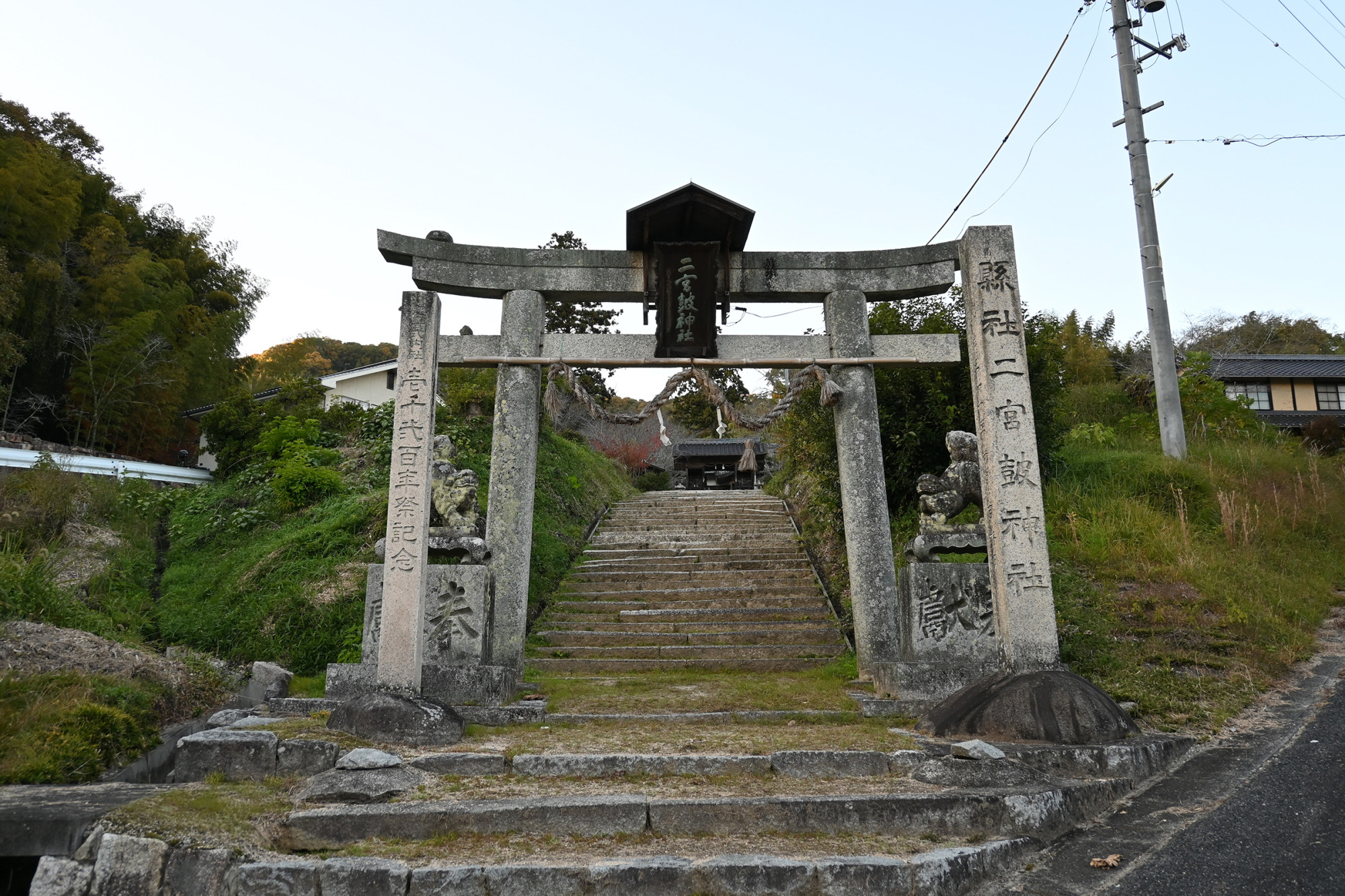 道路沿いの鳥居