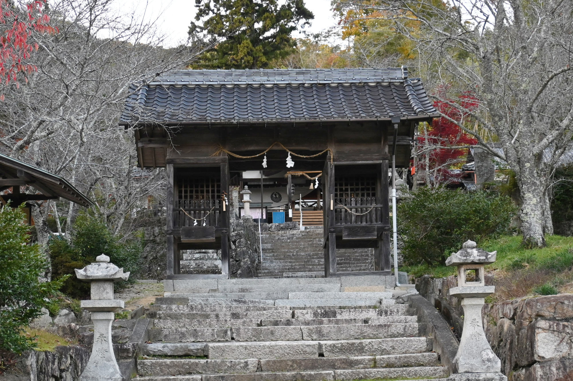 温かみのある山門