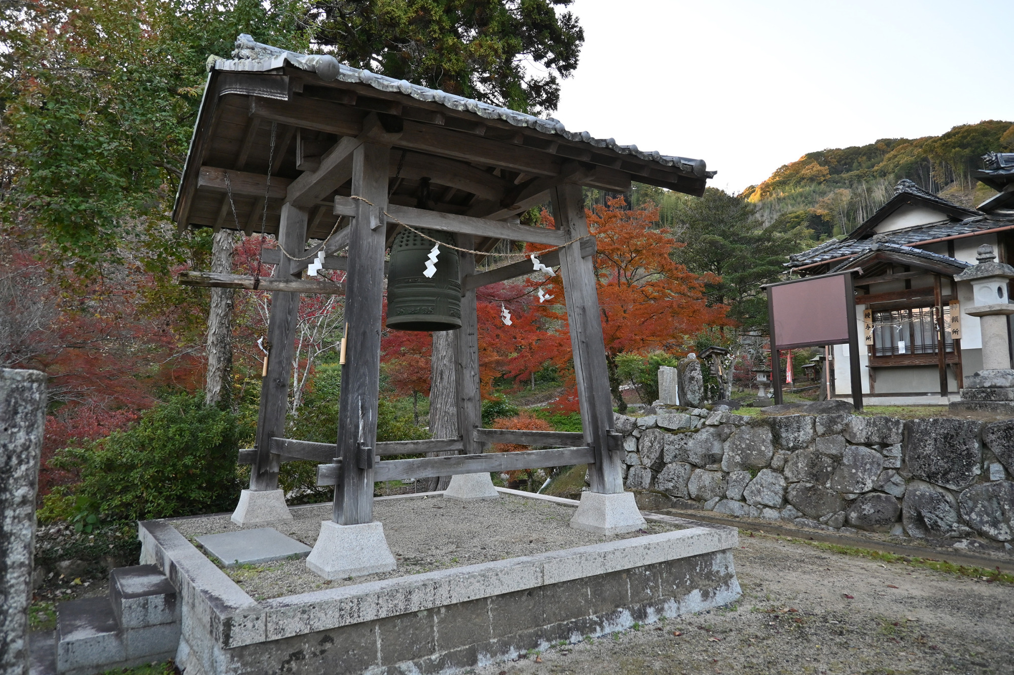 お参り前に鳴らしてください