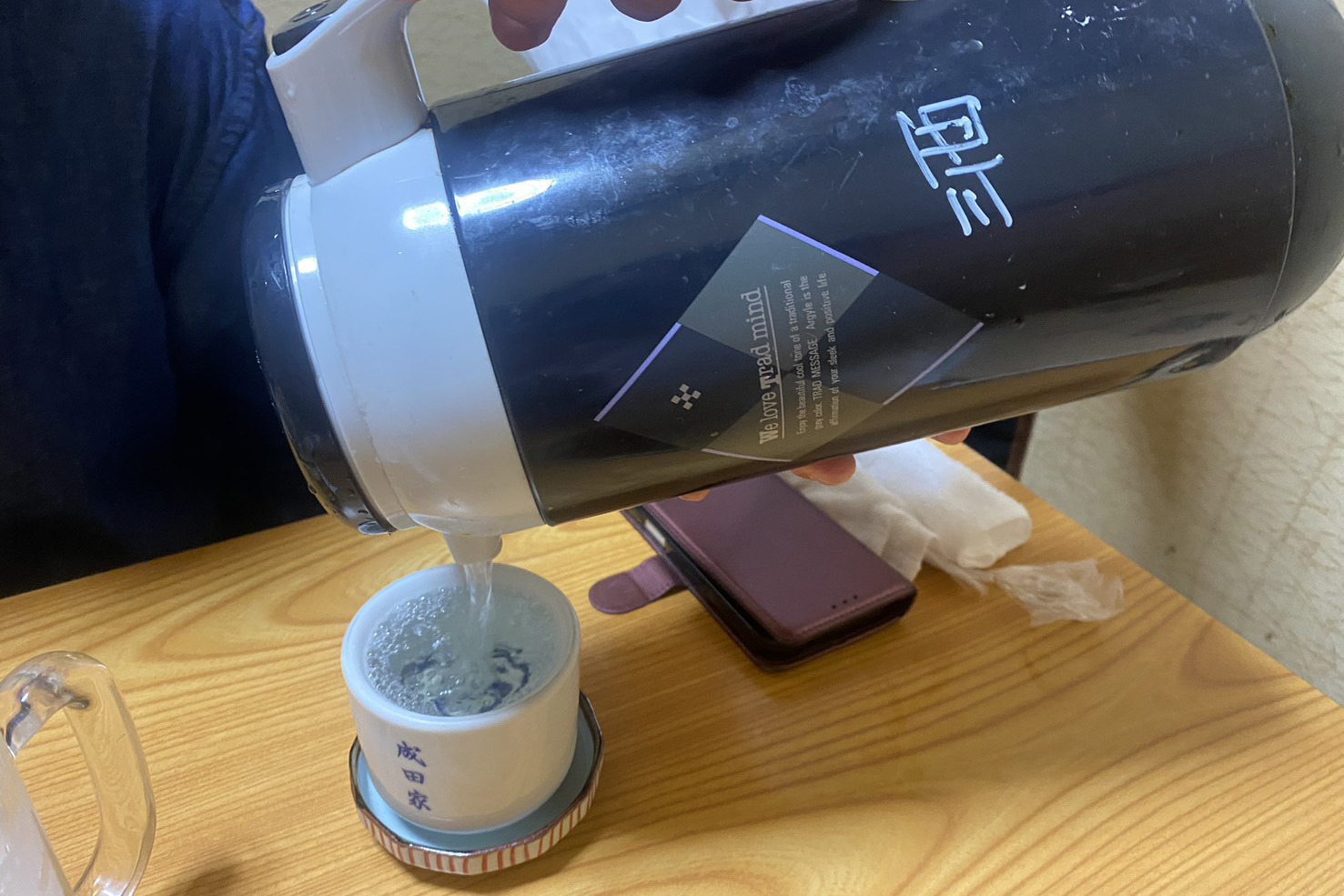 熱燗を注文するとポットでなみなみ入れてくださいます