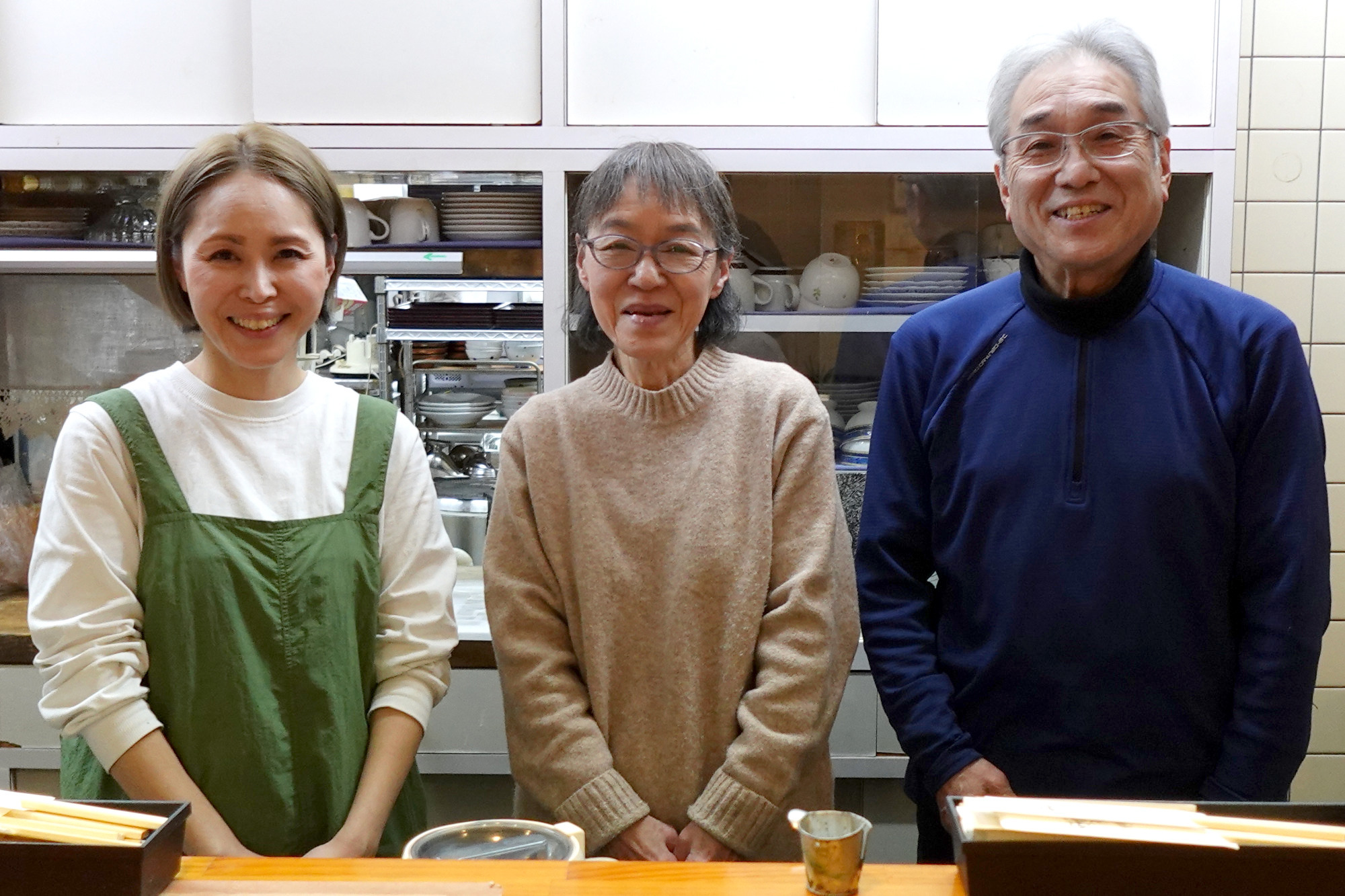 左から店長の矢山美穂さん、矢山さんのお母さん、お父さん