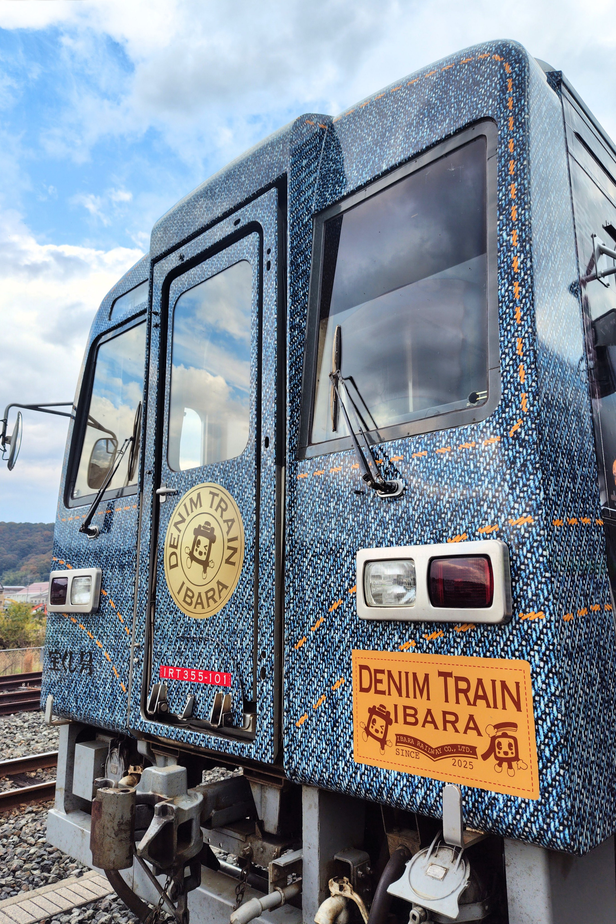 列車の正面には「DENIM TRAIN」のロゴも