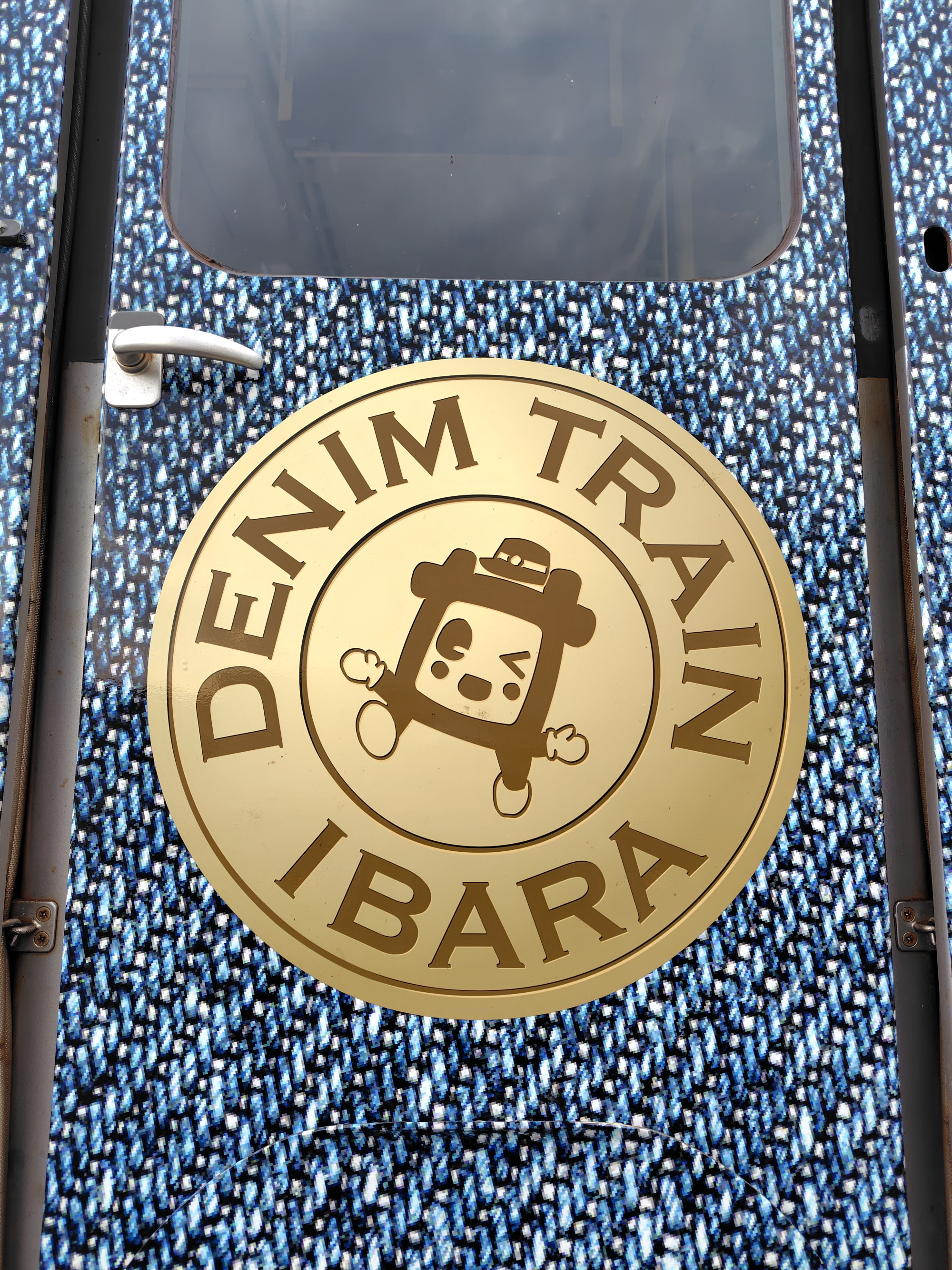 金色デザインのヘッドマーク