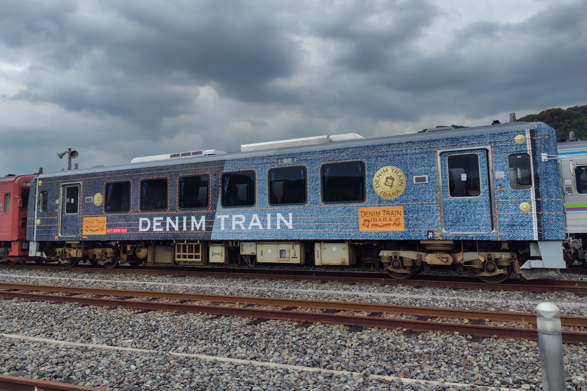 車体側面には「DENIM TRAIN」の文字ラッピング
