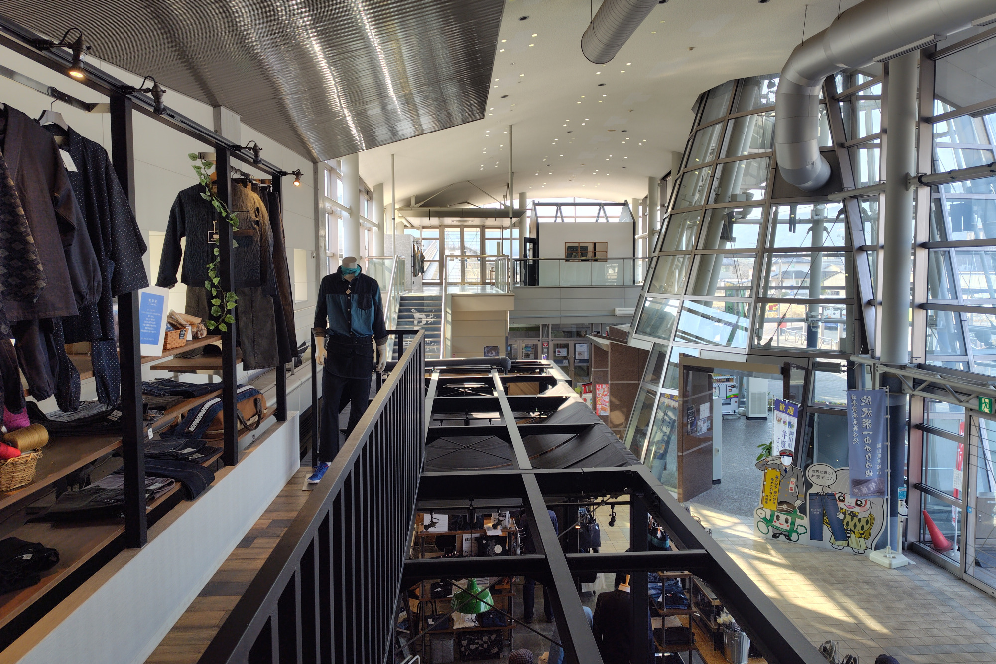 開放感のある井原駅駅舎