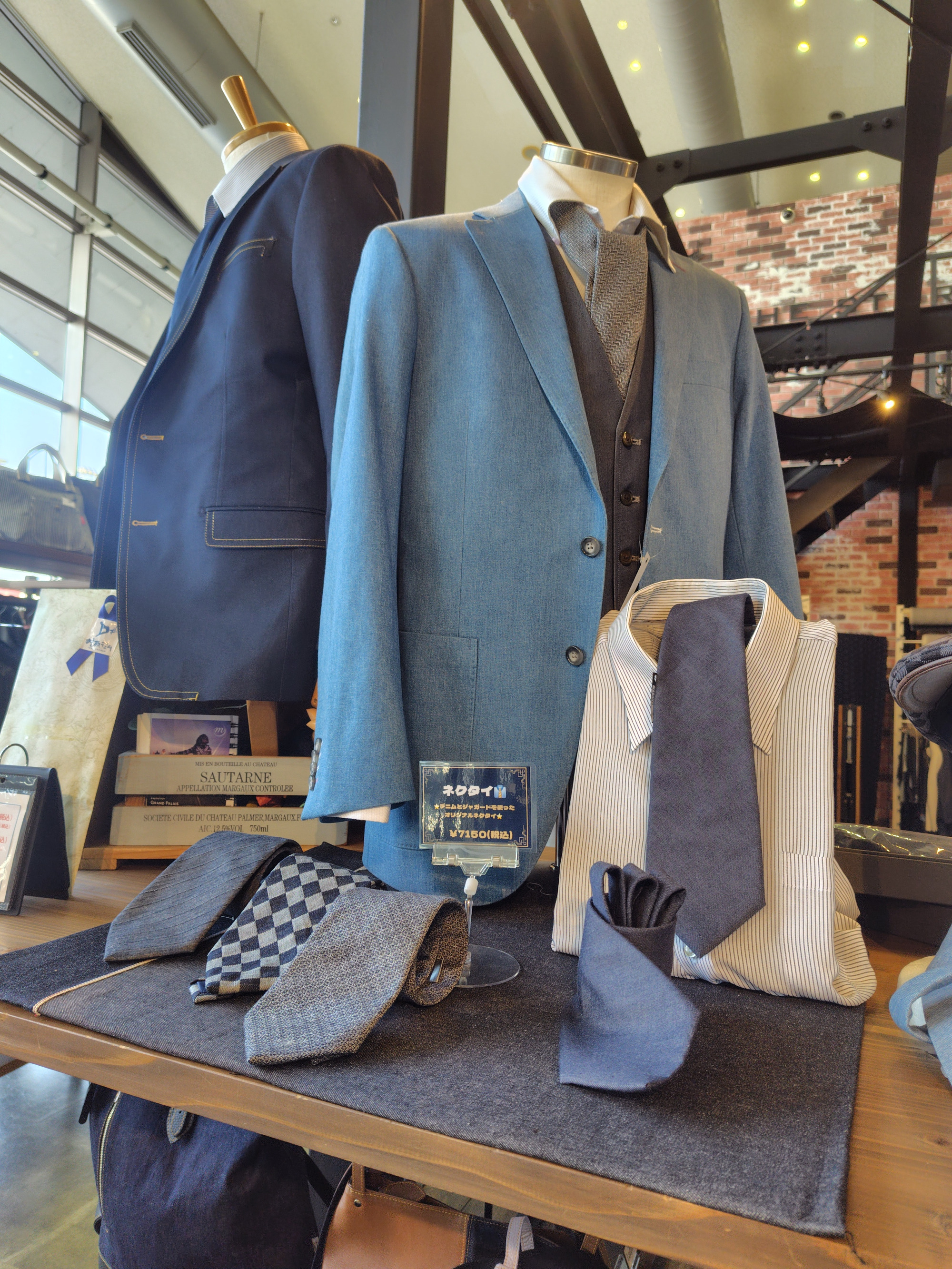 デニムスーツやネクタイなども販売