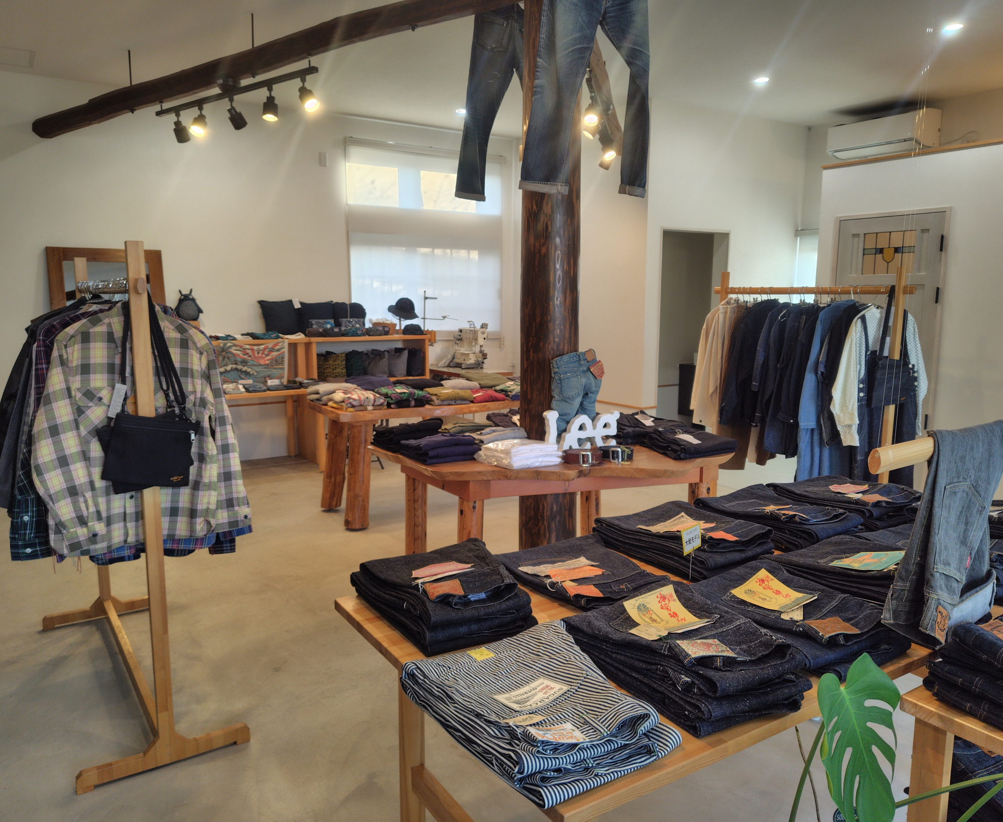 ショップ内には様々なデニム商品が並んでいます