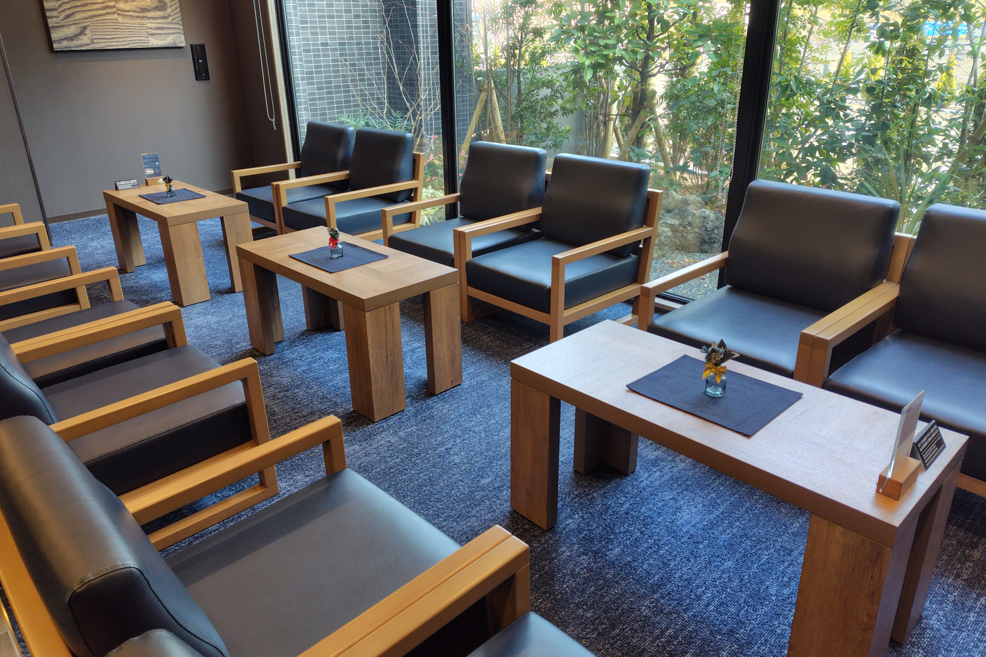 「デニム色」と木のぬくもりが感じられます