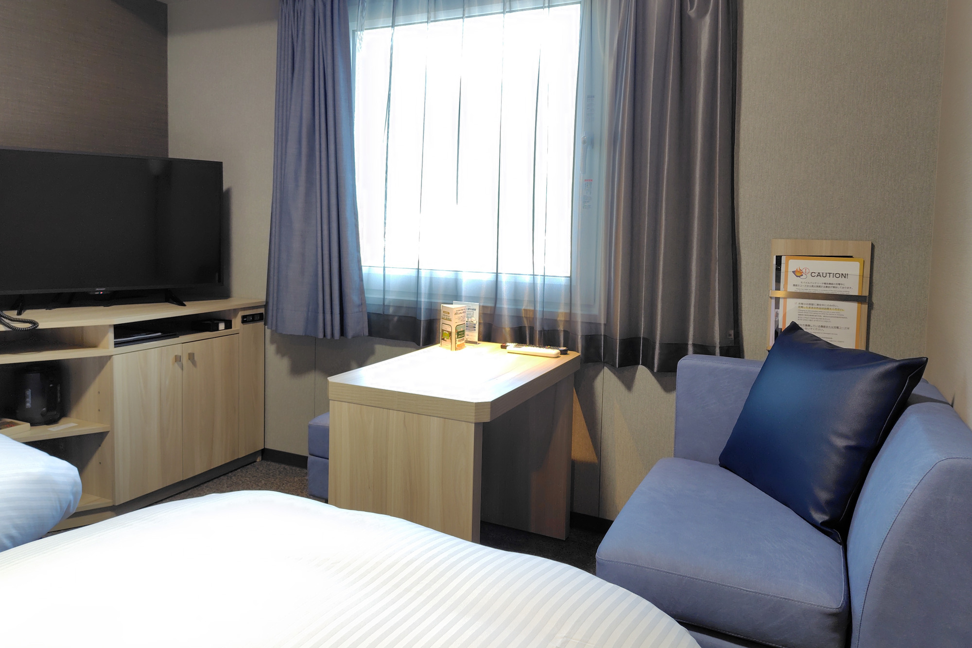 階によってデニム色の濃さが違います(写真は2階の客室)