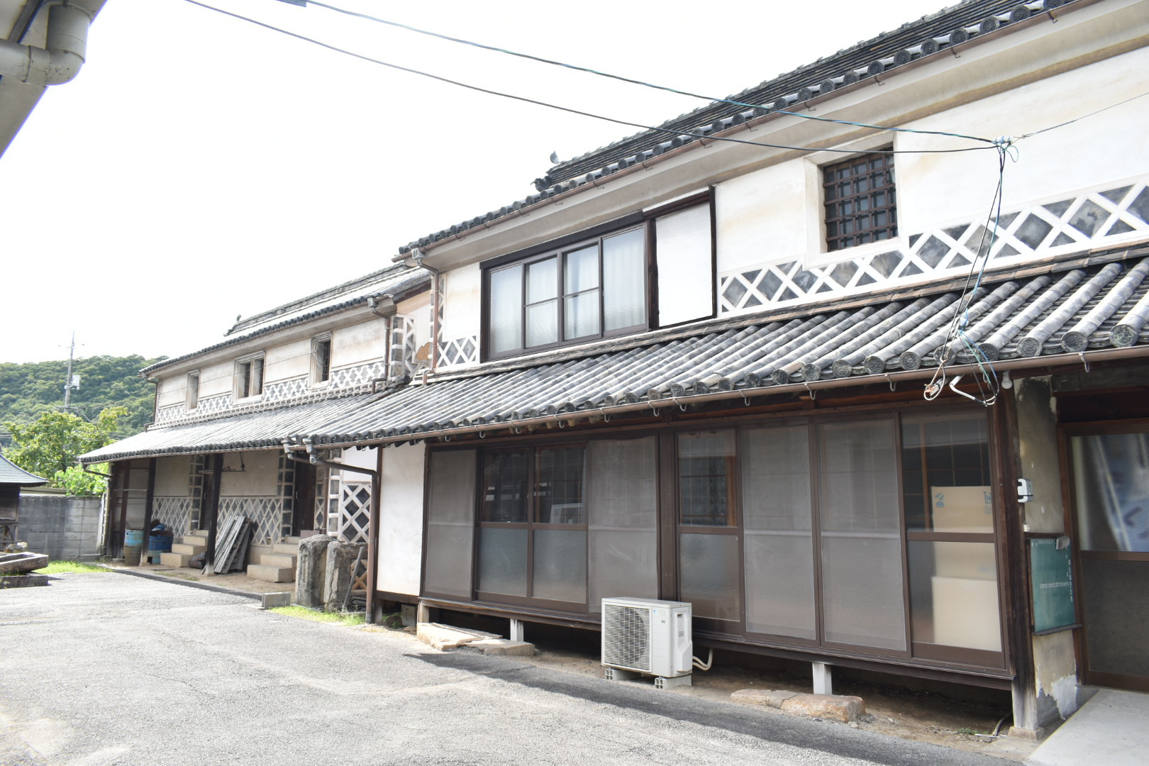 土蔵(奥)と離れ