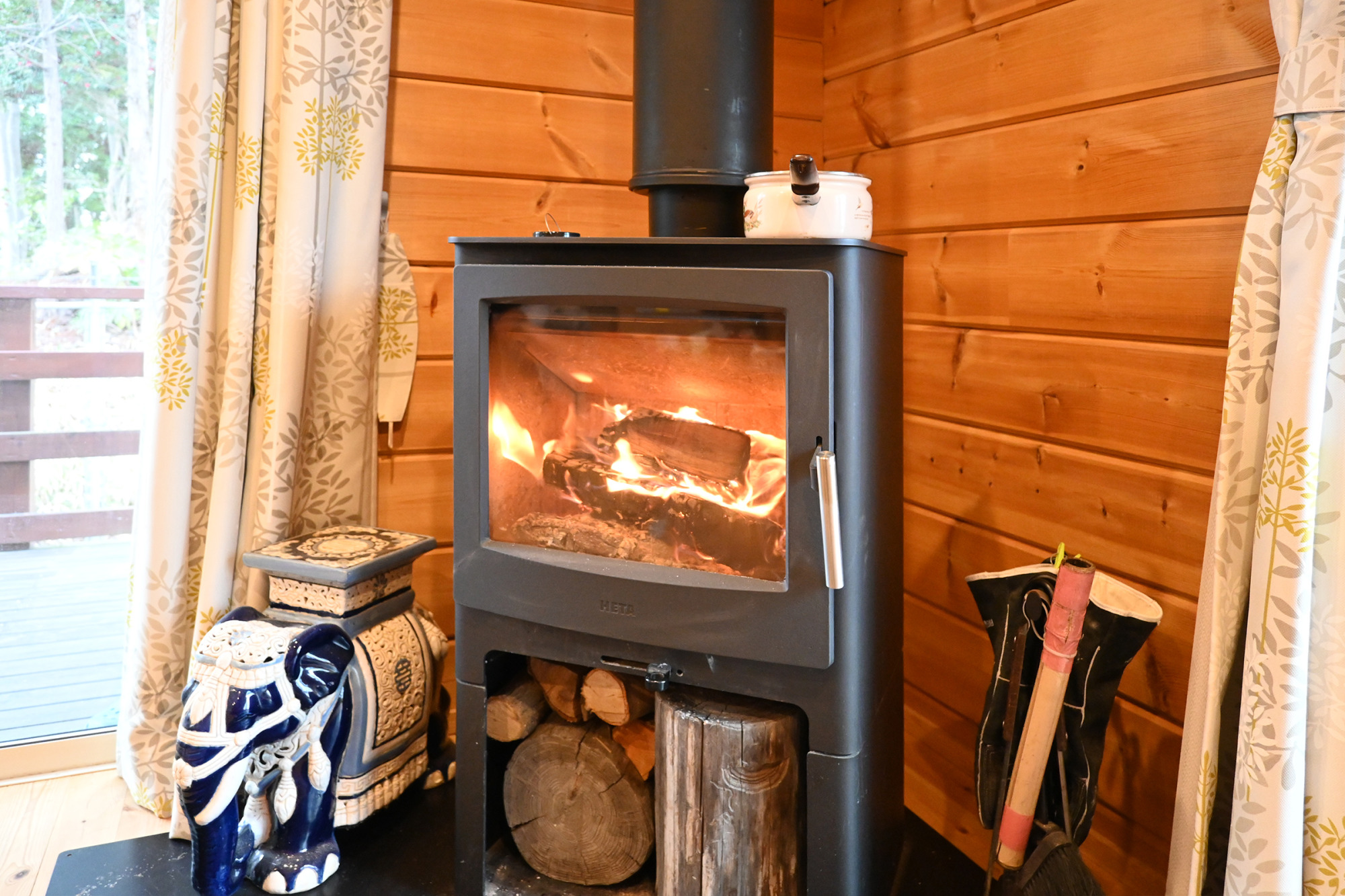 薪ストーブの火で癒されます