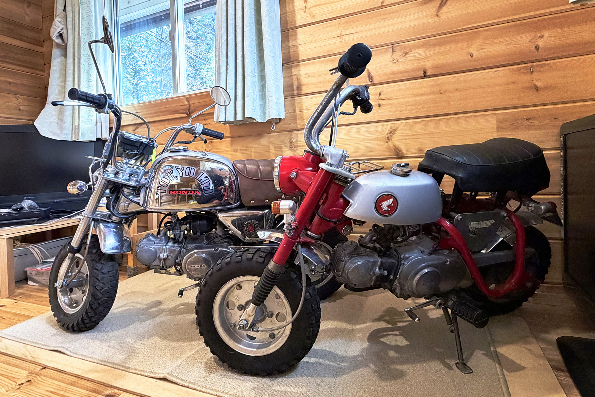 年代物のバイクを間直近で見られます