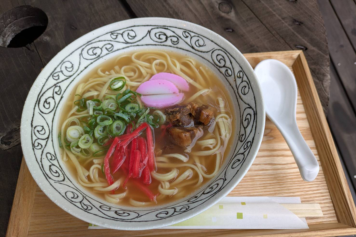 こだわりの「沖縄そば」(画像提供:Rider’s Cafe Log House津山)