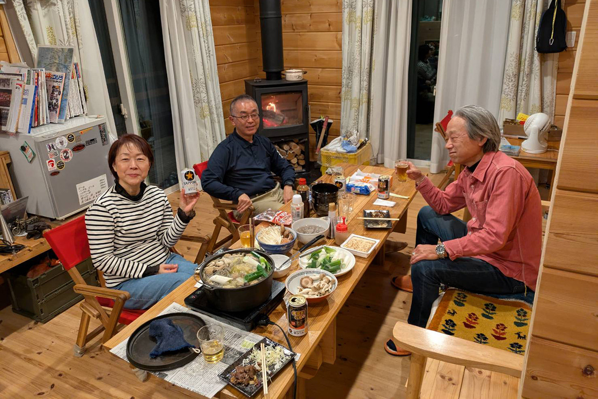 鍋を囲むと話も弾む(画像提供:Rider’s Cafe Log House津山)