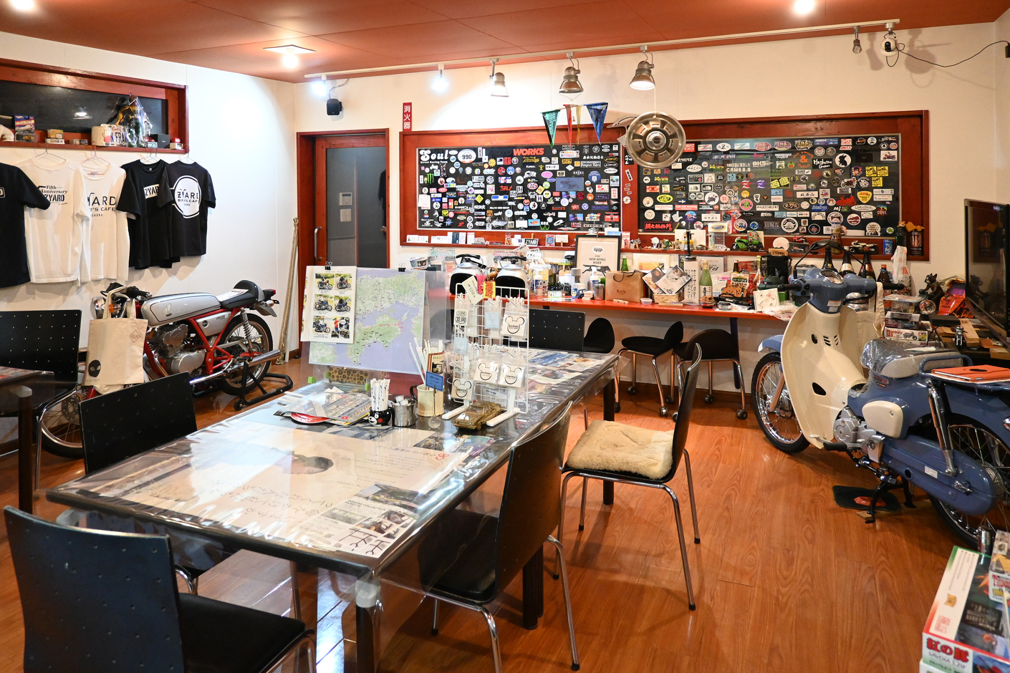 秘密基地感あふれる店内