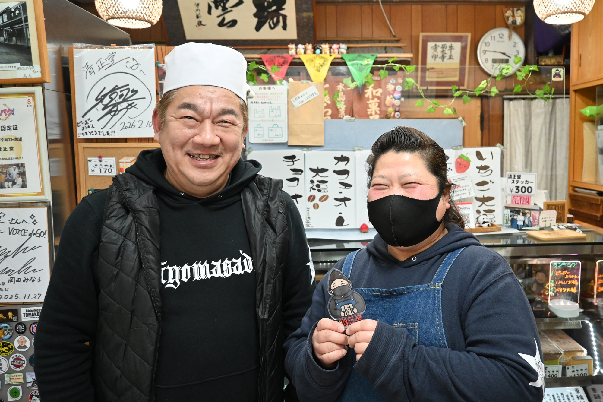 濱野さん夫婦、奥さまの手にはそっくりのアクスタ