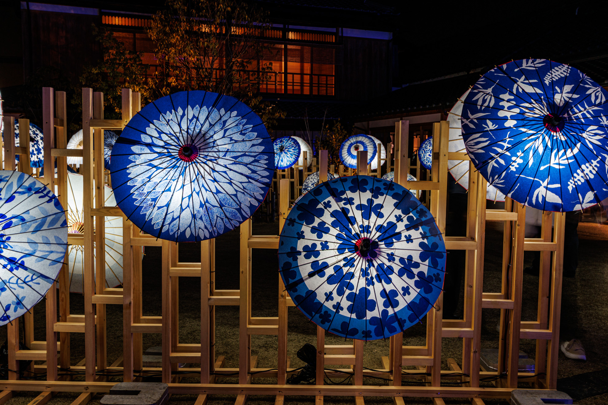 デニムを想起させる青色の和傘を用いた「インディゴあかり」