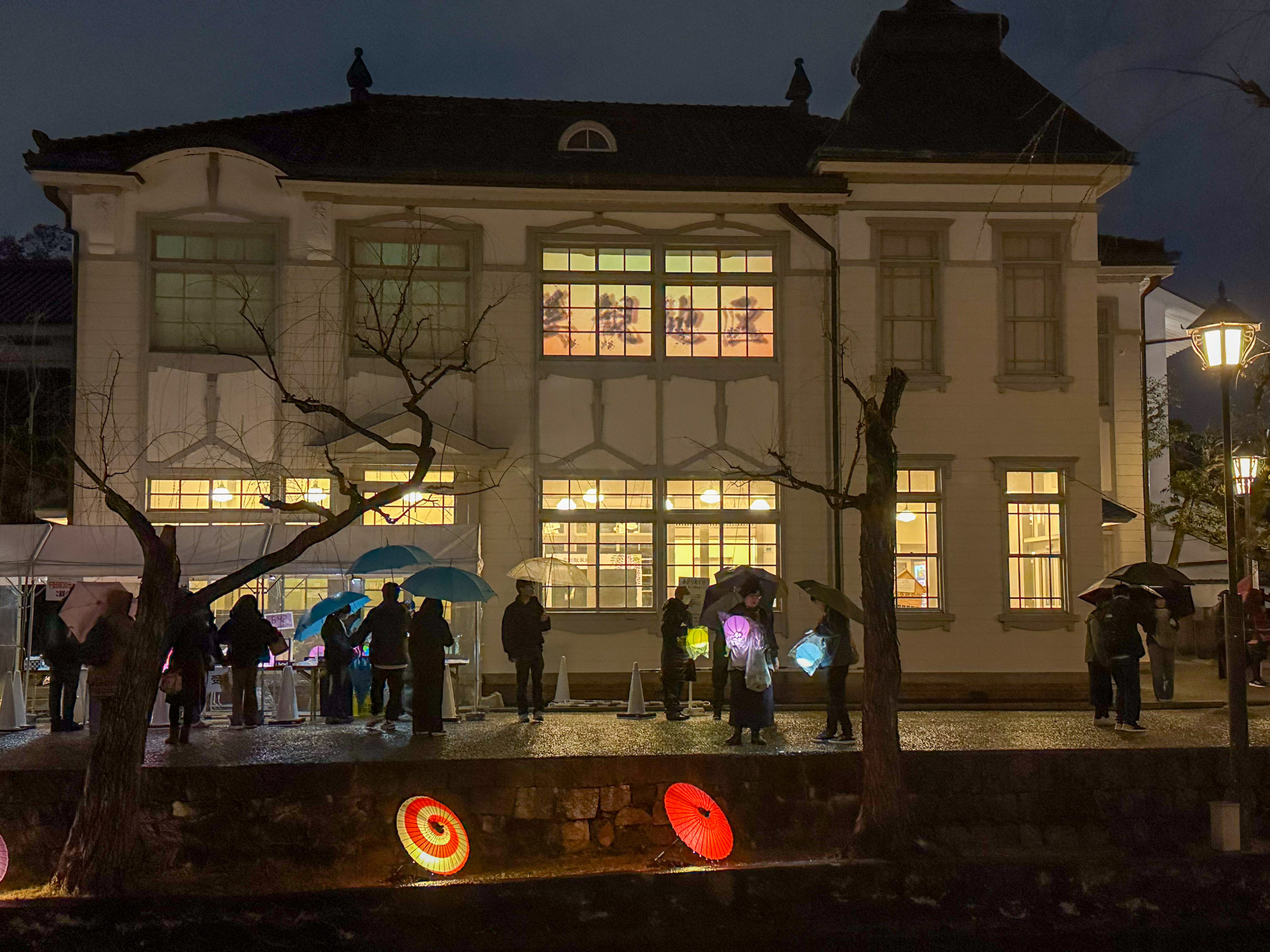 倉敷館の2階にも影絵あかりが浮かび上がります(2025年)