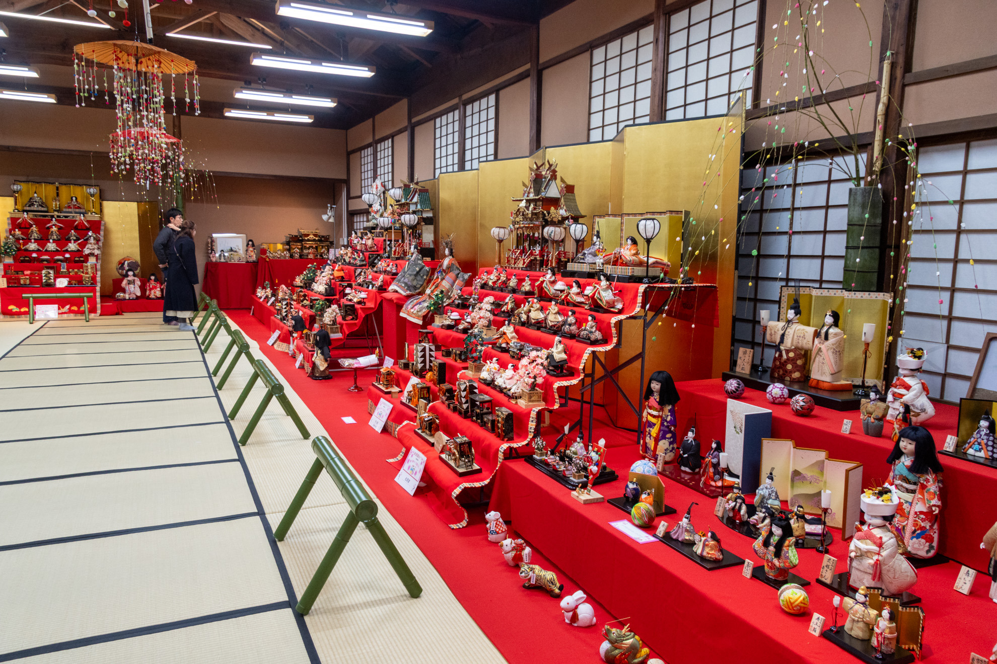 初日は大広間で雛人形の展示があります(2025年)