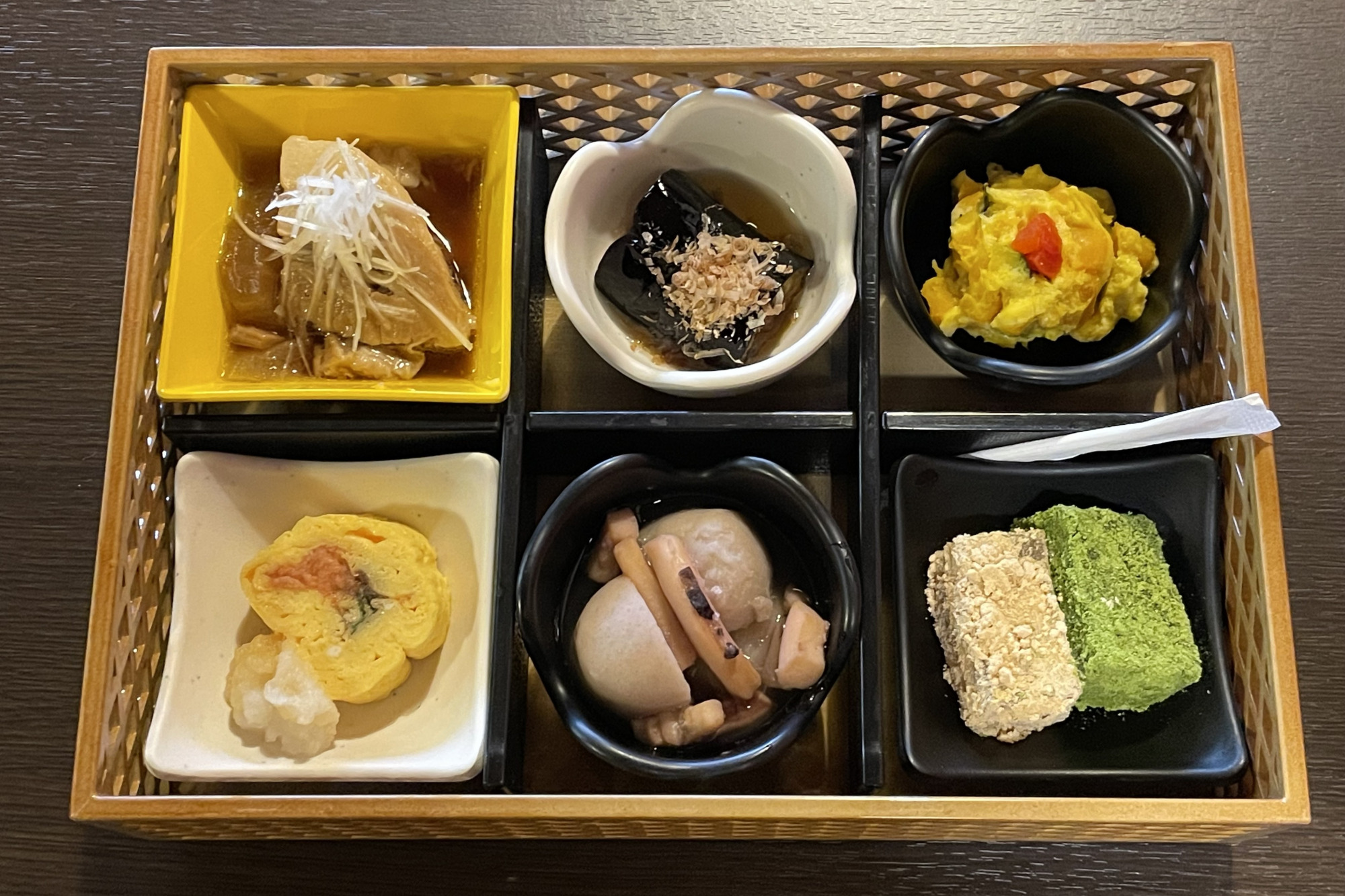 朝食の一例（日替わりの小鉢6種）