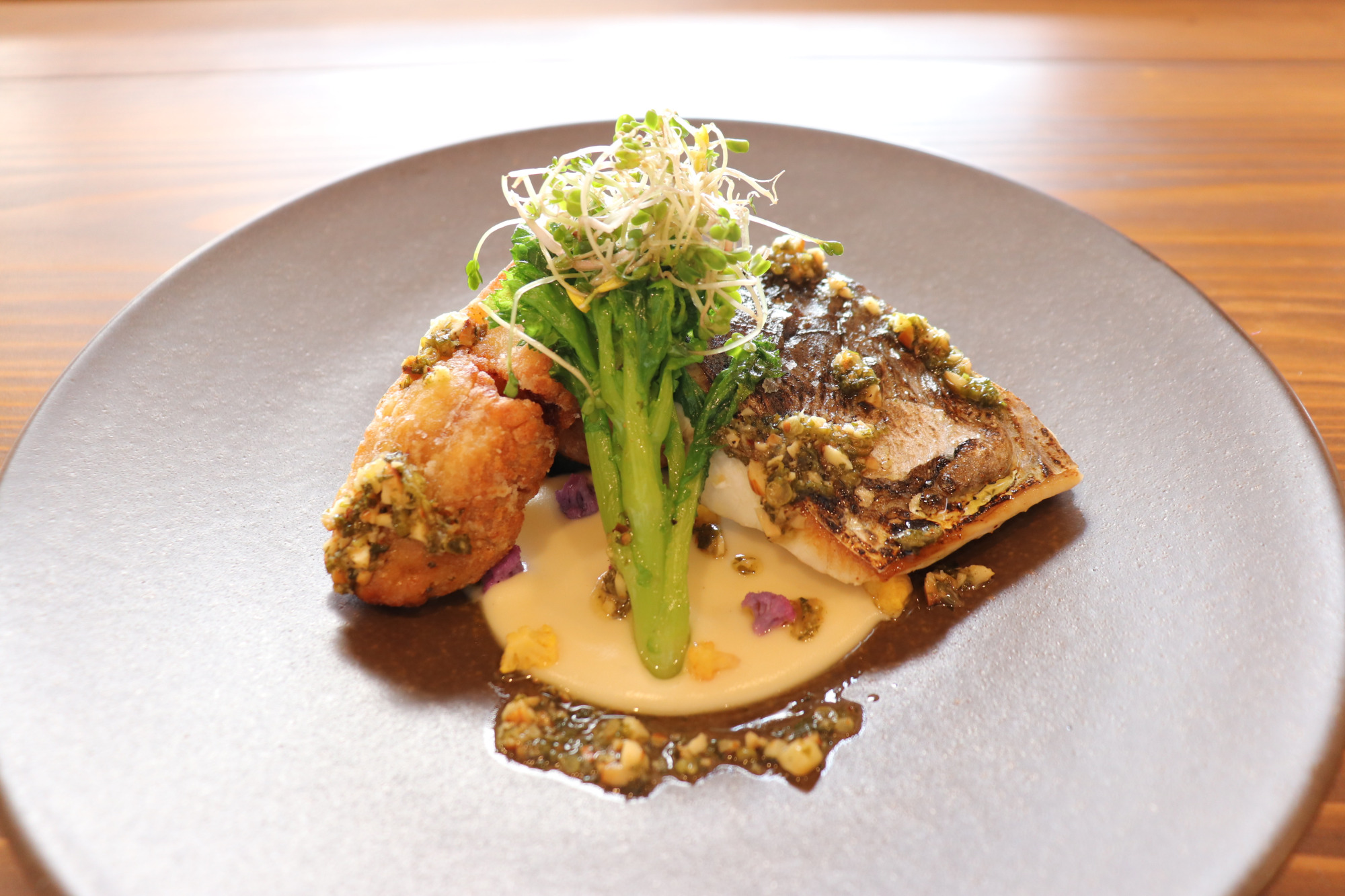 メインの一例（写真は魚料理）