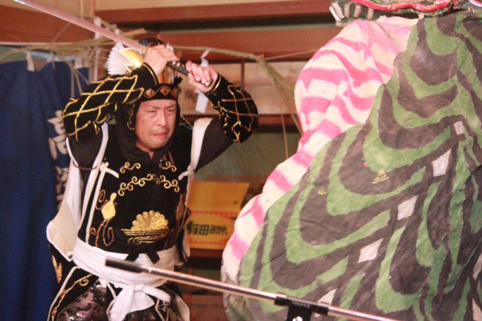 八岐大蛇(やまたのおろち)に対峙する素戔嗚尊(すさのおのみこと)(写真提供:備中神楽川面社)