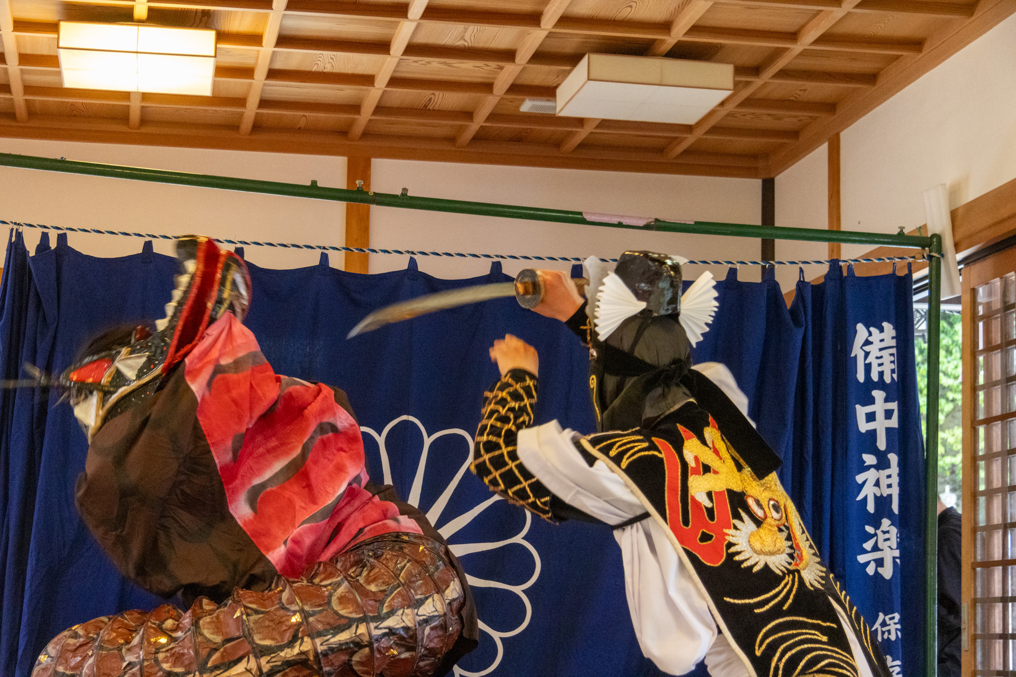 神社のまつりで奉納される備中神楽