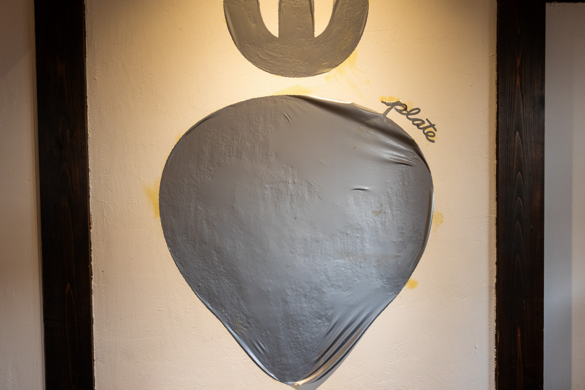 いちごをモチーフにしたおしゃれなロゴ