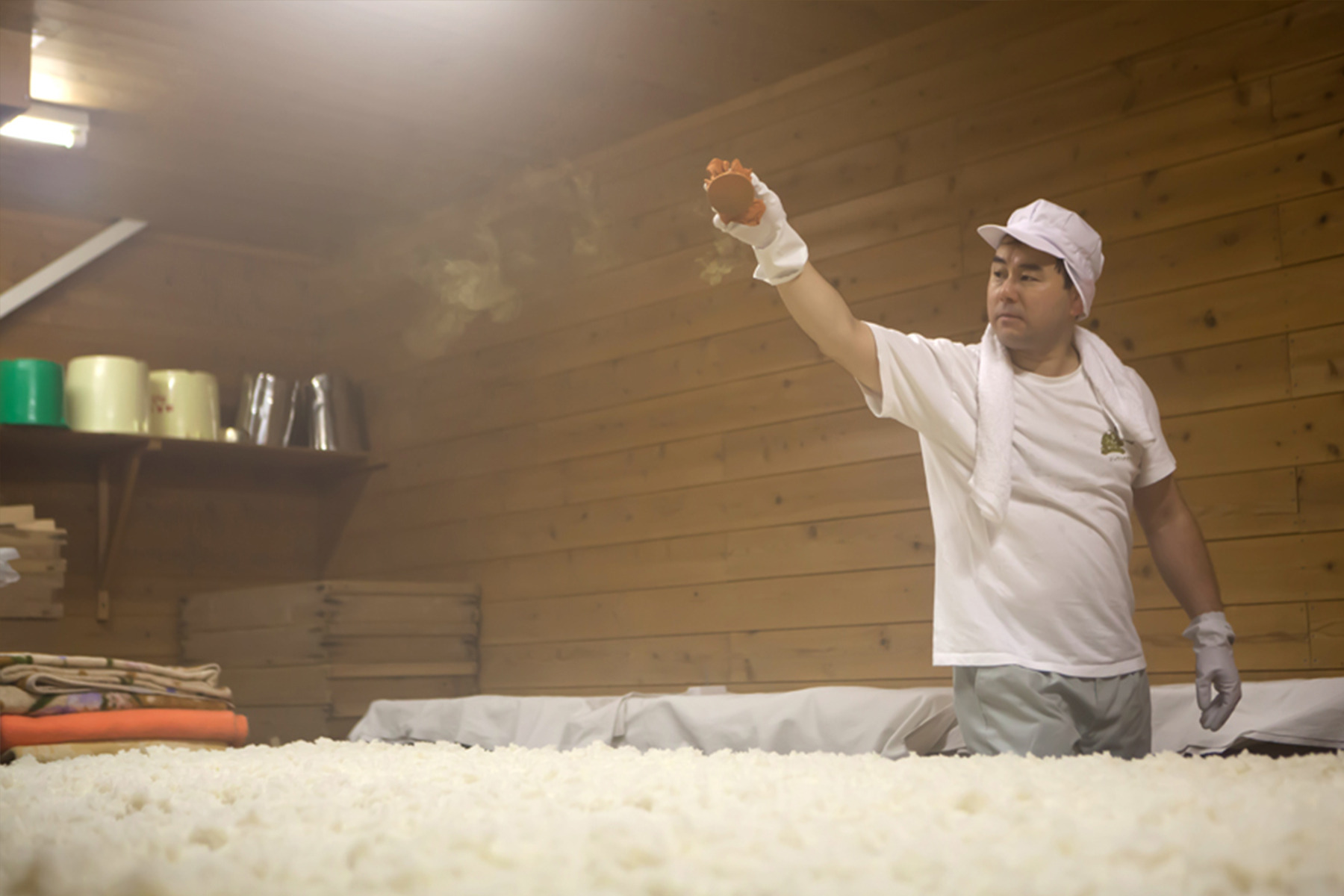 米に種付け中（画像提供：十八盛酒造）