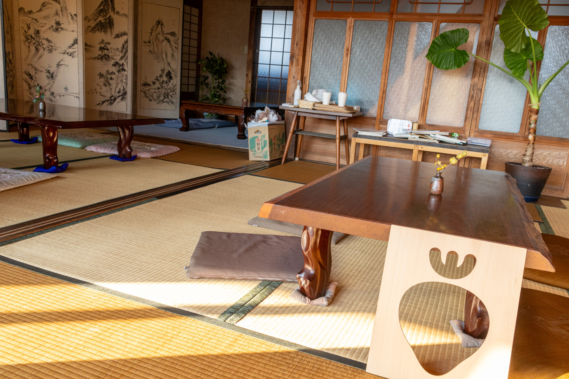 古民家の和室をイートインスペースとして開放しています