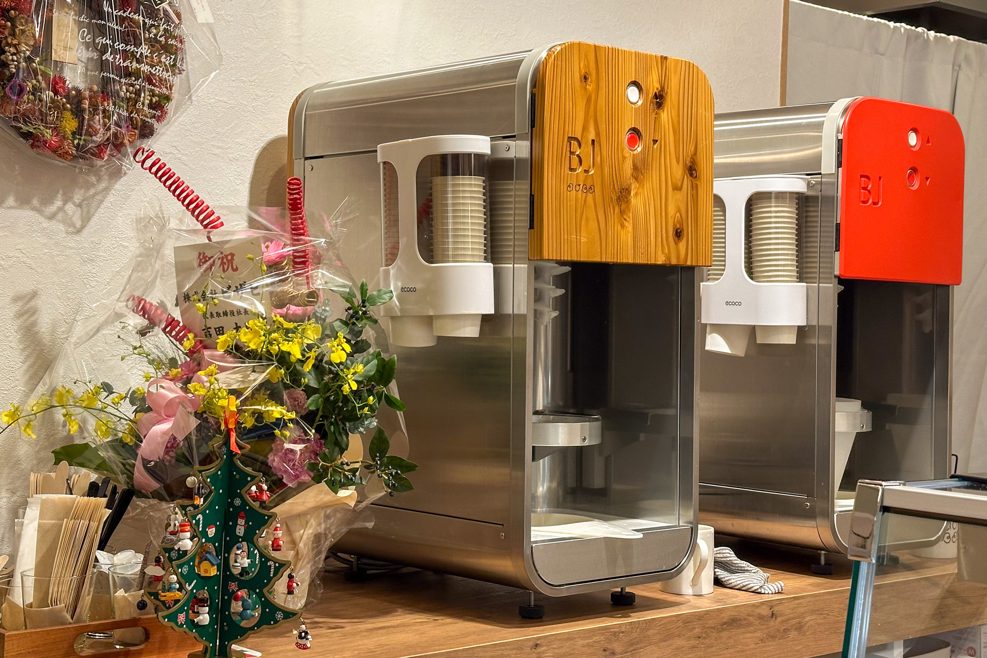 アイスクリームブレンダーが2台並んで稼働しています