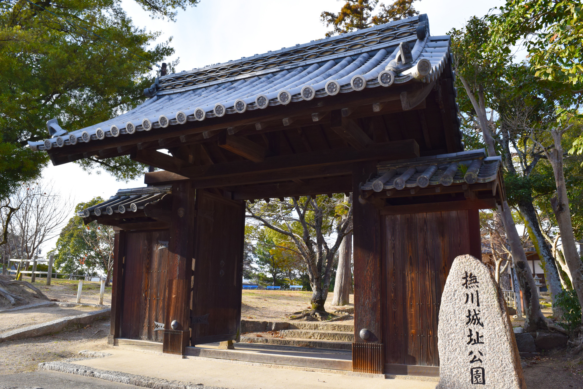 移築されて現存する撫川陣屋の総門